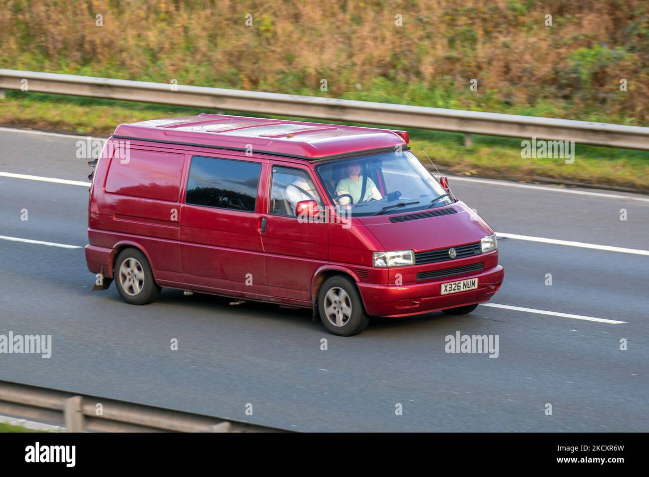 2000 roter VW VOLKSWAGEN 1200 TDI LWB DTR 88 LCV Kastenwagen; unterwegs auf der britischen Autobahn M6 Stockfoto