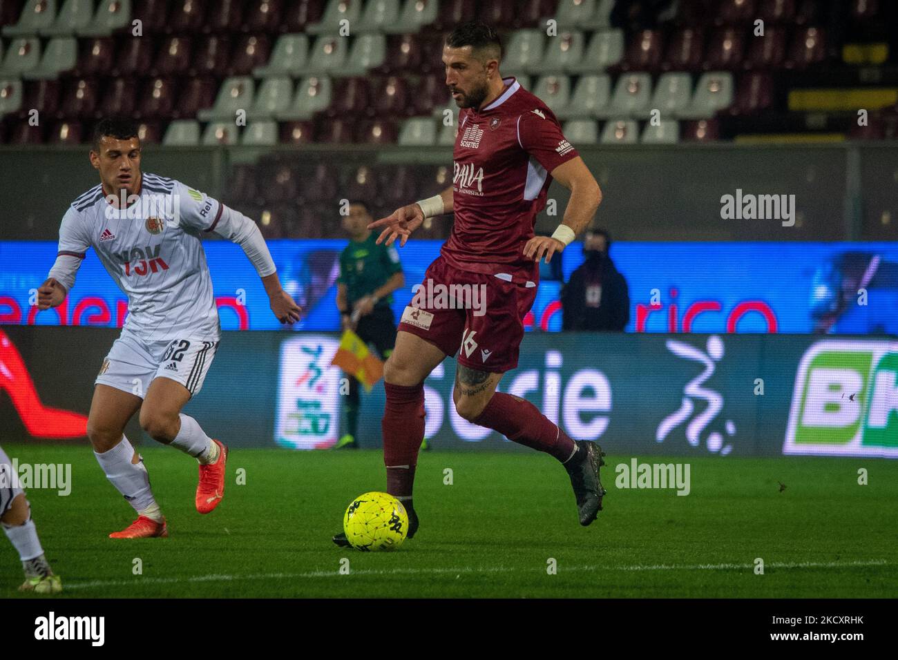 Galabinov Andrey (Reggina) trägt den Ball während des italienischen Fußballspiel der Serie B Reggina gegen Alessandria am 12. Dezember 2021 im Granillo-Stadion in Reggio Calabria, Italien (Foto: Valentina Giannettoni/LiveMedia/NurPhoto) Stockfoto