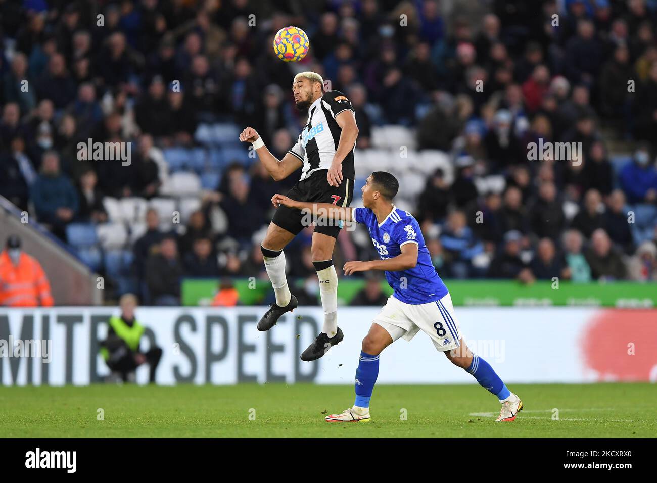 Joelinton aus Newcastle United gewinnt den Ball von Youri Tielemans aus Leicester City während des Premier League-Spiels zwischen Leicester City und Newcastle United im King Power Stadium, Leicester am Sonntag, dem 12.. Dezember 2021. (Foto von Jon Hobley/MI News/NurPhoto) Stockfoto