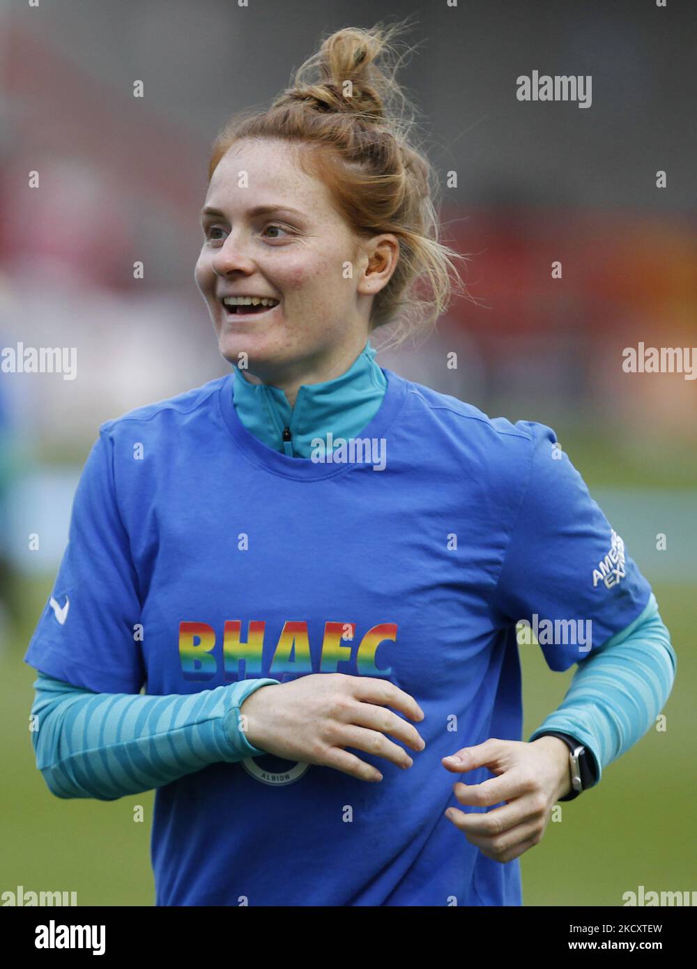 Danielle Bowman von Brighton & Hove Women mit Streifenbeschriftung zur Unterstützung der Kampagne „Stonewall UK, Rainbow Laces“ während der Barclays FA Woman Super League zwischen Brighton und Hove Albion und Manchester United am 12.. Dezember 2021 im People's Pension Stadium, Crawly (Foto by Action Foto Sport/NurPhoto) Stockfoto