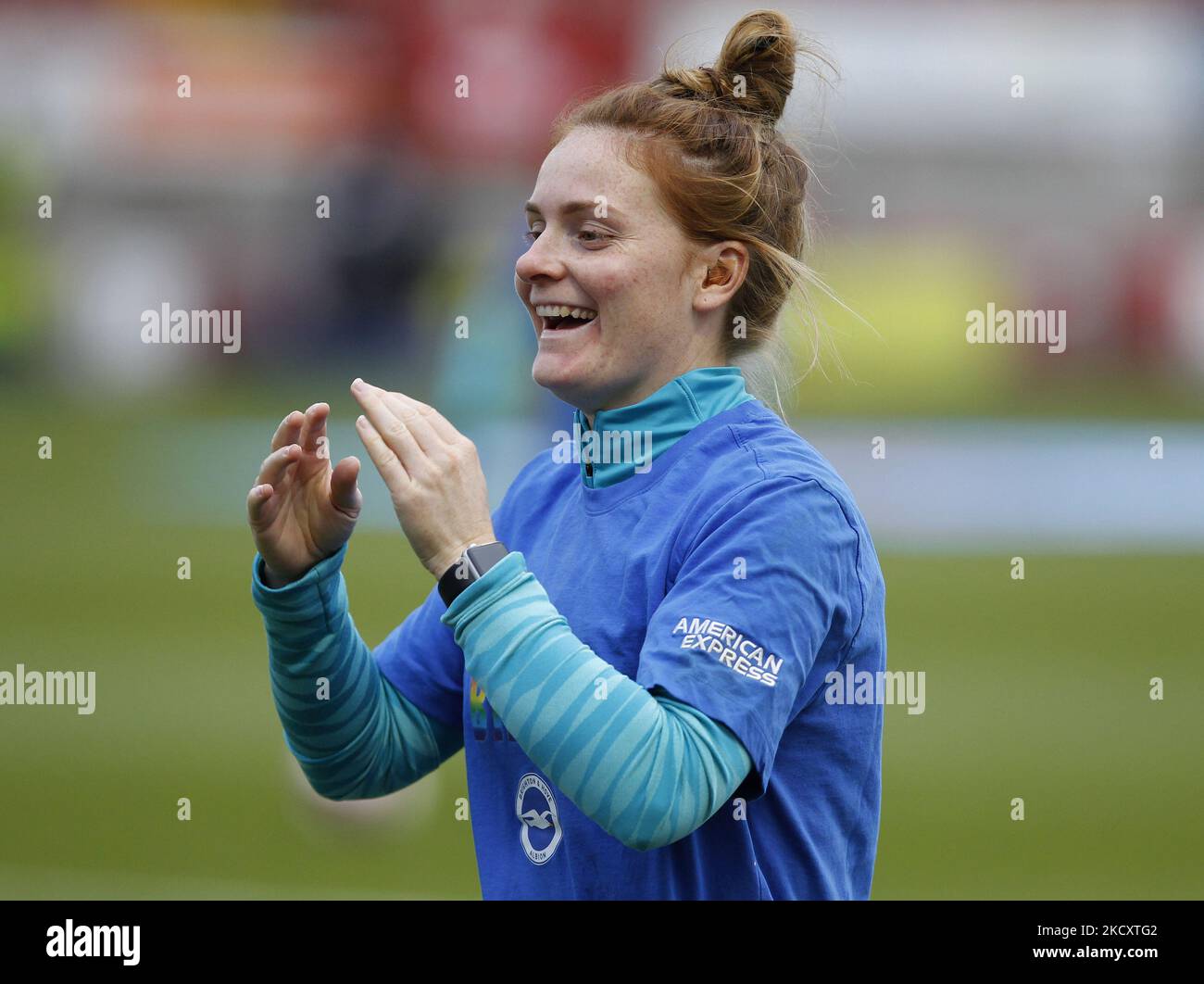 Danielle Bowman von Brighton & Hove Women mit Streifenbeschriftung zur Unterstützung der Kampagne „Stonewall UK, Rainbow Laces“ während der Barclays FA Woman Super League zwischen Brighton und Hove Albion und Manchester United am 12.. Dezember 2021 im People's Pension Stadium, Crawly (Foto by Action Foto Sport/NurPhoto) Stockfoto