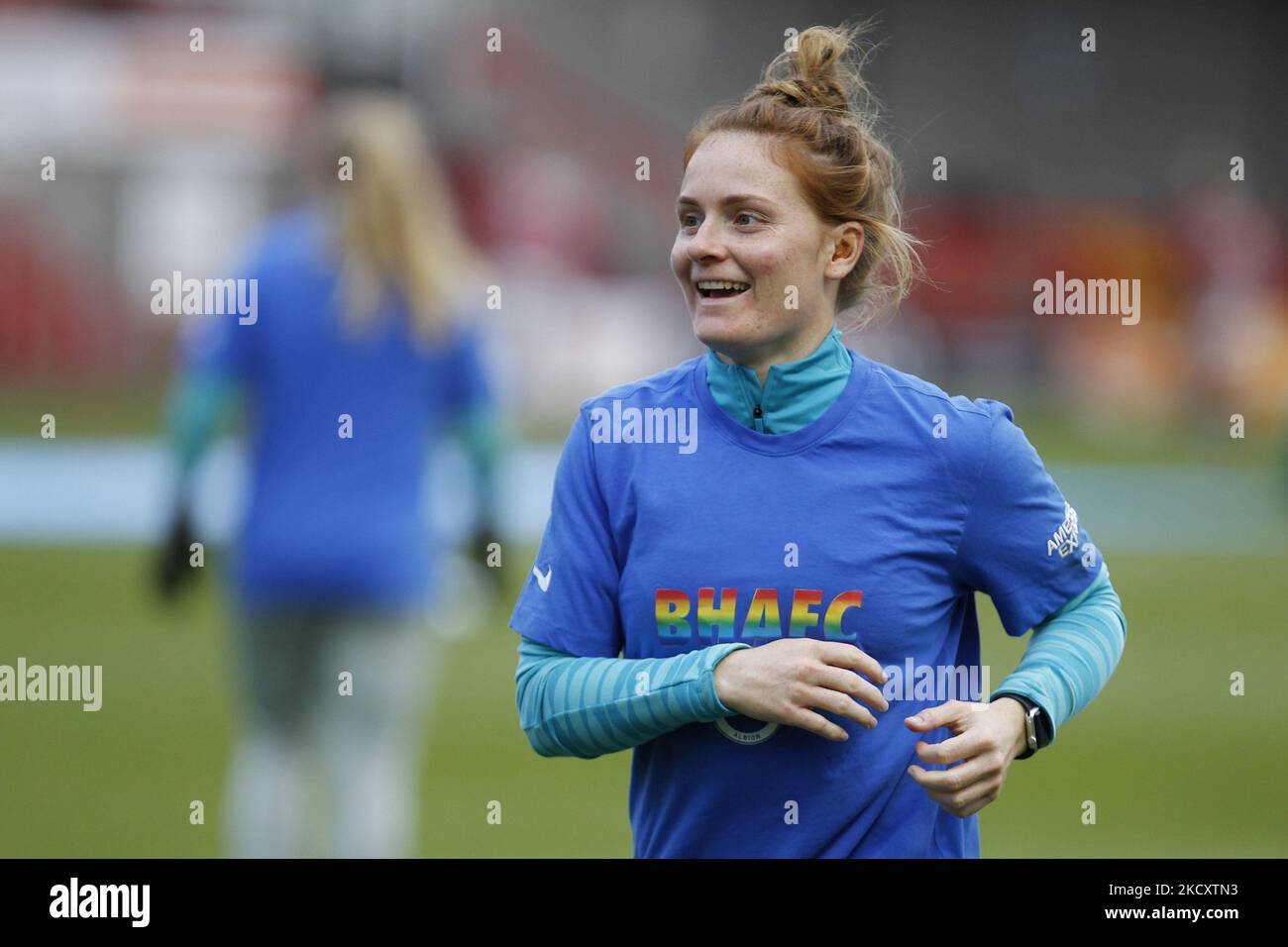 Danielle Bowman von Brighton & Hove Women mit Streifenbeschriftung zur Unterstützung der Kampagne „Stonewall UK, Rainbow Laces“ während der Barclays FA Woman Super League zwischen Brighton und Hove Albion und Manchester United am 12.. Dezember 2021 im People's Pension Stadium, Crawly (Foto by Action Foto Sport/NurPhoto) Stockfoto