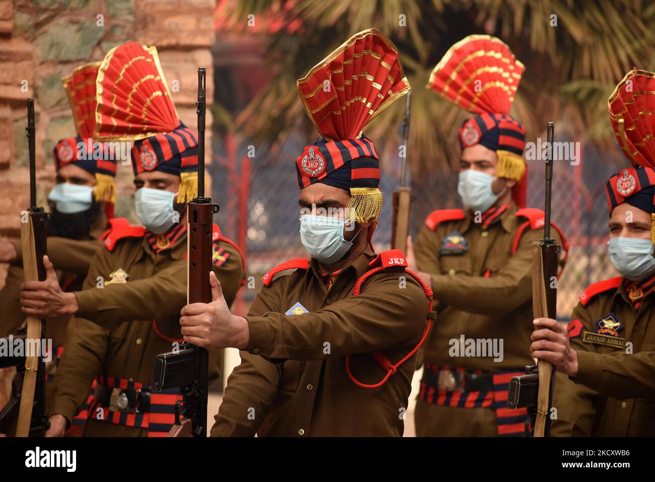 Polizisten, die ihren gefallenen Kameraden während der Kranzniederlegung in der District Police Lines in Srinagar, Kaschmir, am 14. Dezember 2021 Tribut zollen.drei indische Polizisten, darunter ein stellvertretender Unterinspektor, erlagen, die zusammen mit 12 anderen Polizisten verletzt wurden, nachdem mutmaßliche Militante das Fahrzeug, in dem sie unterwegs waren, angegriffen hatten. (Foto von Faisal Khan/NurPhoto) Stockfoto