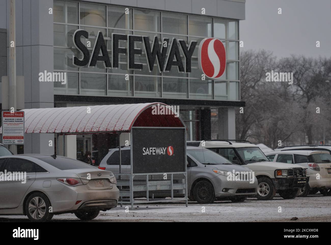Safeway Supermarkt im Zentrum von Edmonton. Montag, 13. Dezember 2021, in Edmonton, Alberta, Kanada. (Foto von Artur Widak/NurPhoto) Stockfoto