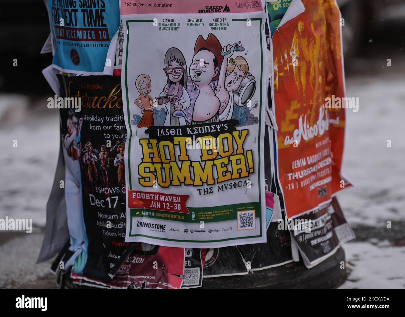 Eine Werbung für das Musical „Hot Boy Summer“ auf der Whyte Avenue in Edmonton. Die Geschichte dreht sich um den so genannten „besten Sommerplan aller Zeiten“, in dem der Premierminister von Alberta, Kenney, die COVID-19-Beschränkungen aufgehoben und sich dann entschuldigte, als er im September einen Notfall für die öffentliche Gesundheit ausrief. Am Montag, den 13. Dezember 2021, Kanada. (Foto von Artur Widak/NurPhoto) Stockfoto