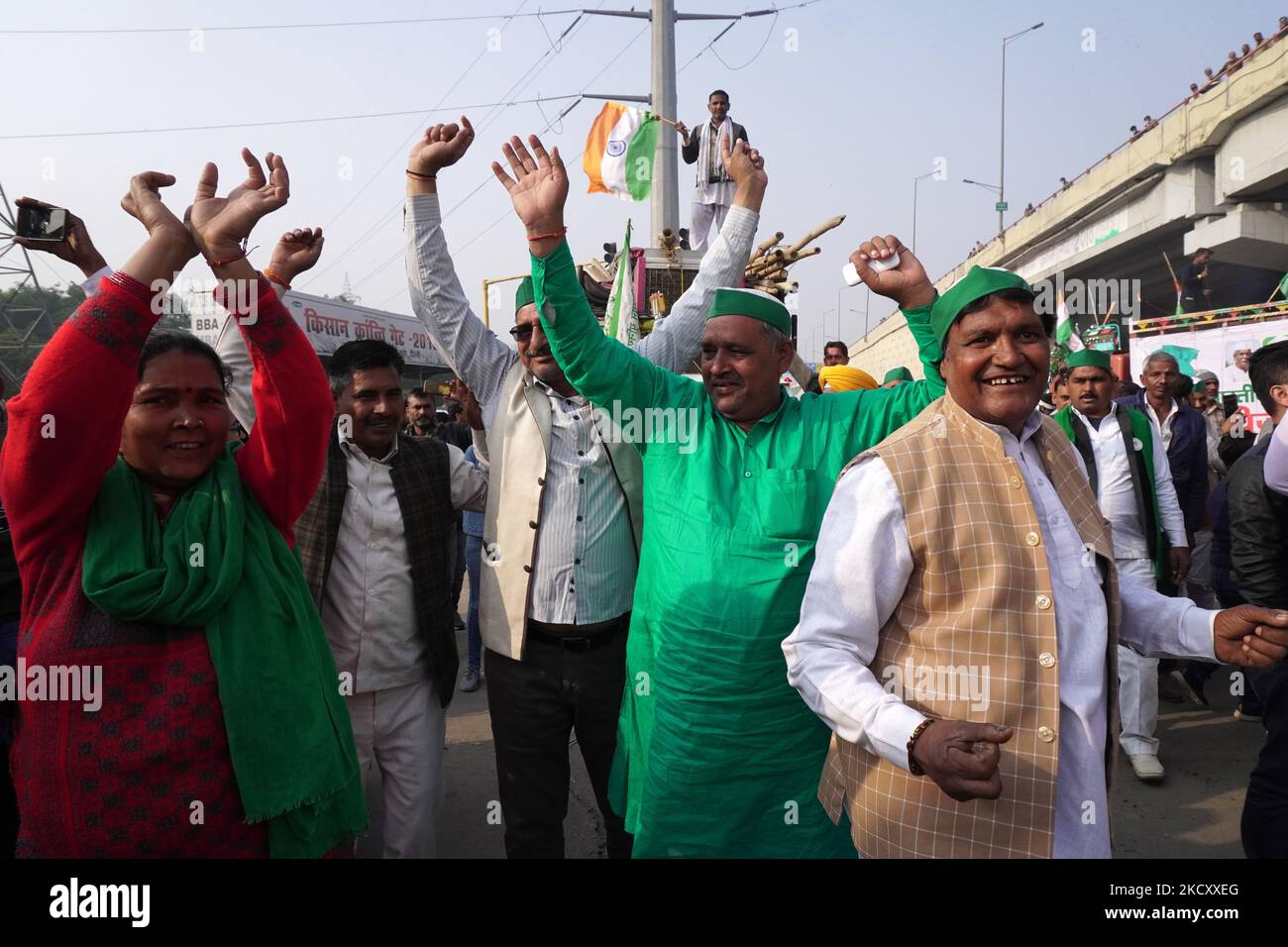 Die Bauern feiern, als sie am 15. Dezember 2021 an der Grenze zu Ghazipur am Stadtrand von Neu-Delhi, Indien, einen Protestplatz räumen, nachdem die Regierung sich bereit erklärt hatte, eine Reihe von Fragen zu akzeptieren, darunter die Versicherung des Mindeststützungspreises (MSP). (Foto von Mayank Makhija/NurPhoto) Stockfoto