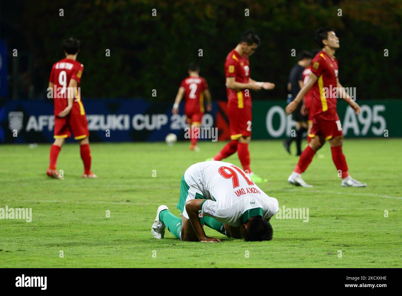 Rizky DWI Febrianto aus Indonesien (vorne) reagiert beim Schlusspfiff, nachdem er während des AFF Suzuki Cup 2020 Gruppe B-Spiels zwischen Indonesien und Vietnam im Bishan Stadium am 15. Dezember 2021 in Singapur ein Unentschieden mit Vietnam erhalten hatte. (Foto von Suhaimi Abdullah/NurPhoto) Stockfoto