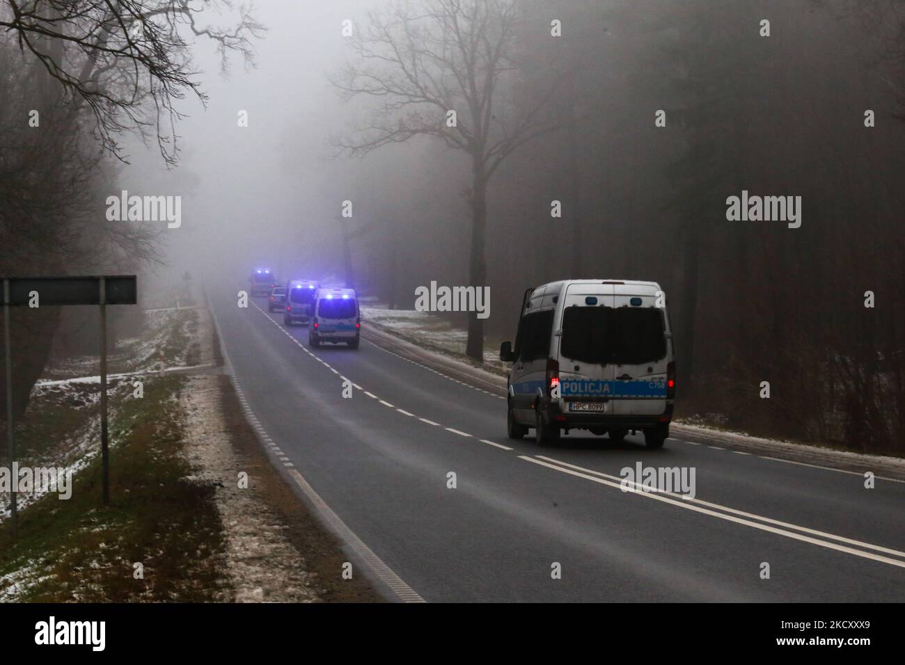 Polizeiautos wachen am 15. Dezember 2021 polnisch-weißrussisch bei Kuznica, woiwodschaft podlaskie, Polen. Die polnische Regierung annonced keine Einreisezone an der Grenze zwischen Polen und Bielarus, die von Zehntausenden Soldaten und Polizisten bewacht wird, aufgrund einer Infaux von Einwanderern, hauptsächlich aus dem Nahen Osten. Die Grenze zwischen Belarus und Polen ist auch die Grenze der Europäischen Union. Polen wirft dem Lukaschenko-Regime vor, den Transit von Tausenden von Migranten aus dem Nahen Osten zu orchestrieren, um Druck auf die EU auszuüben. Aufgrund der Krise schlug die EU neue Grenzgesetze vor, die die freizügigkeit der itd gefährden. Polnischer ar Stockfoto