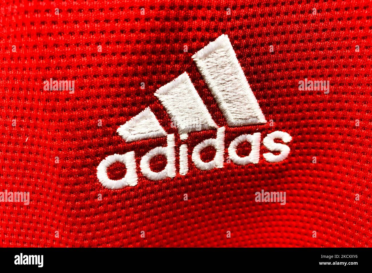 Am 15. Dezember 2021 ist das adidas-Logo auf einem Fußballtrikot in einem  Geschäft in Krakau, Polen, zu sehen (Foto: Jakub Porzycki/NurPhoto  Stockfotografie - Alamy