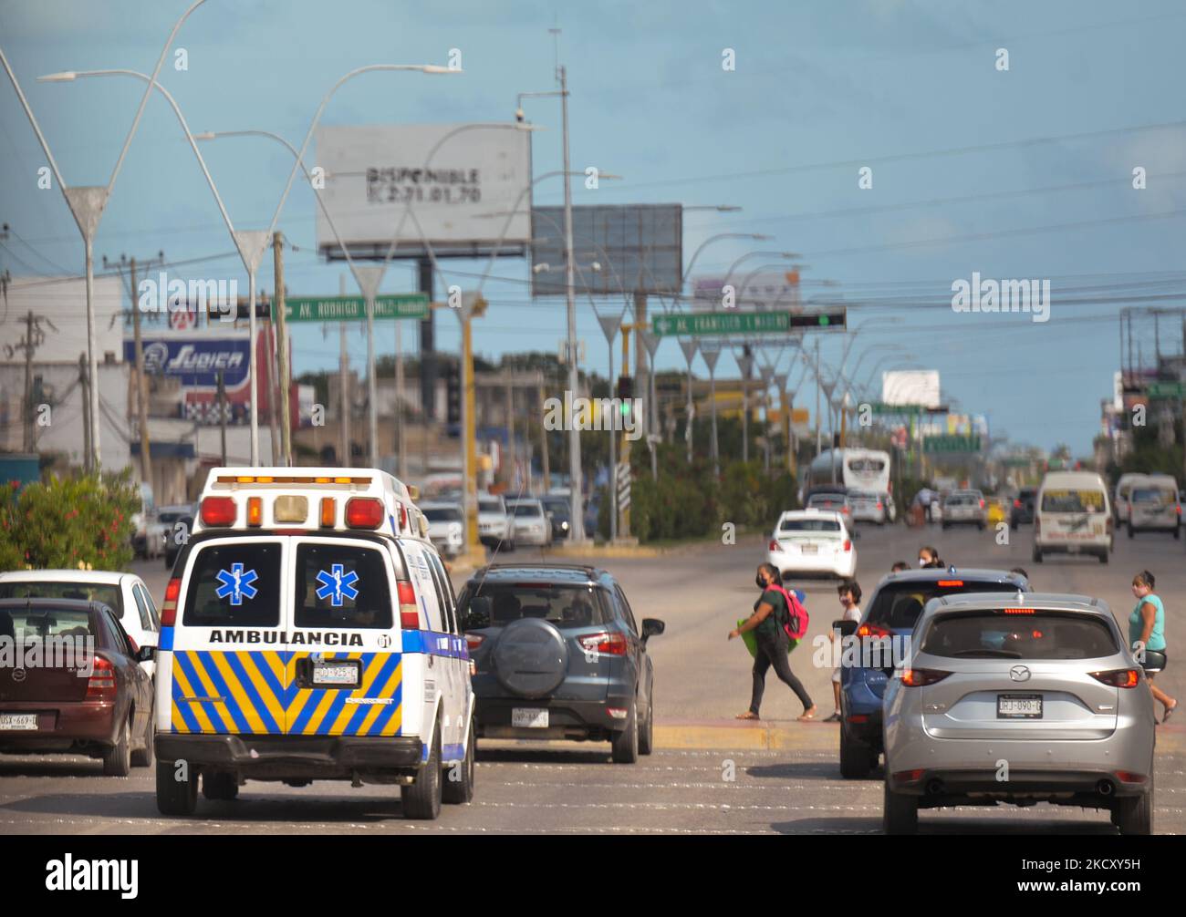 Ein Krankenwagen in Cancun gesehen. Am Mittwoch, den 08. Dezember 2021, in Cancun International Airport, Cancun, Quintana Roo, Mexiko. (Foto von Artur Widak/NurPhoto) Stockfoto