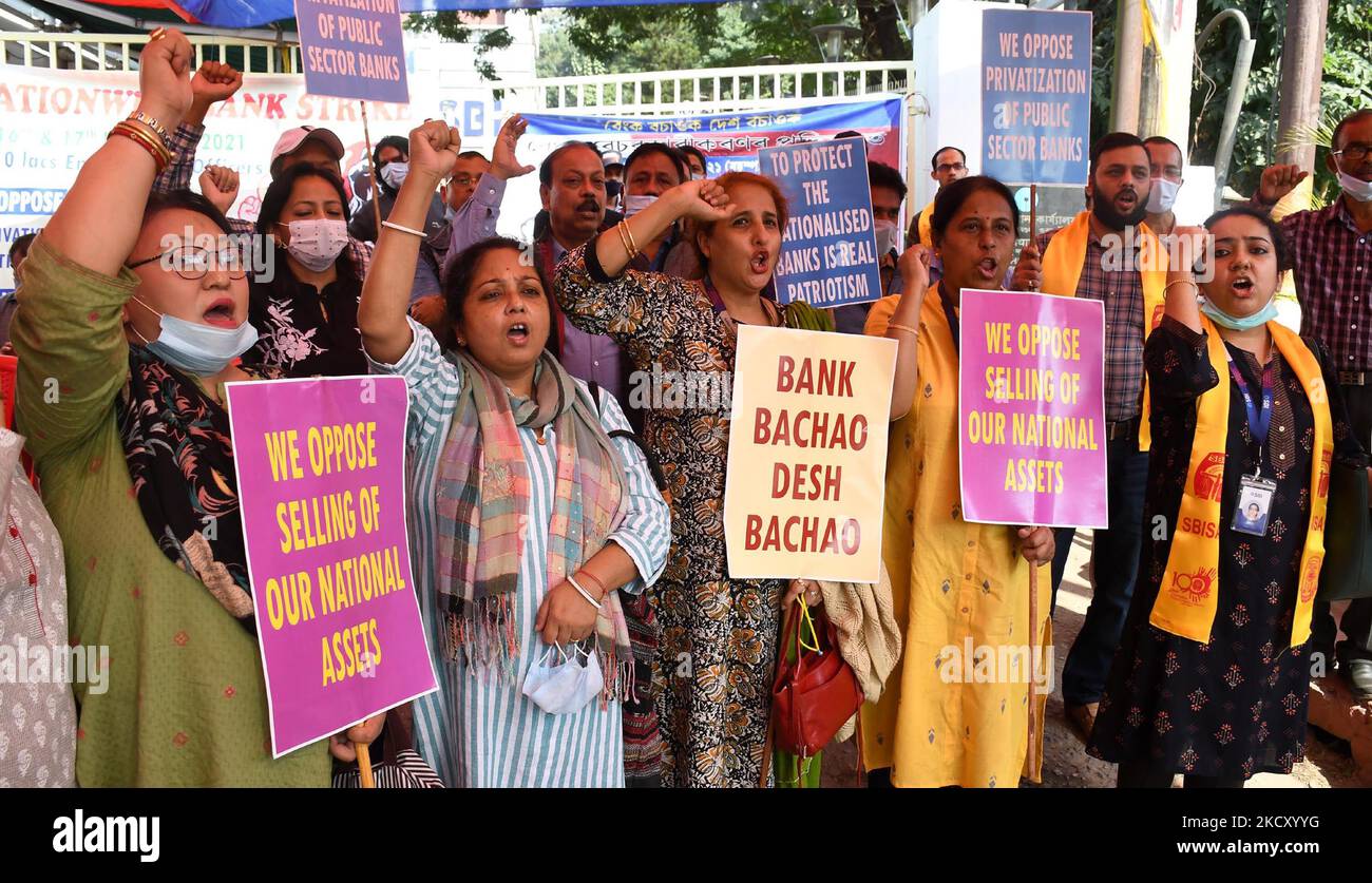 Bankangestellte rufen Slogans während eines Protests als Teil der zweitägigen landesweiten Streik, der vom United Forum of Bank Unions (UFBU) gegen die governmentâ €™s Plan zur Privatisierung der Banken des öffentlichen Sektors, in Guwahati, Indien am 16.12.2021. (Foto von Anuwar Hazarika/NurPhoto) Stockfoto