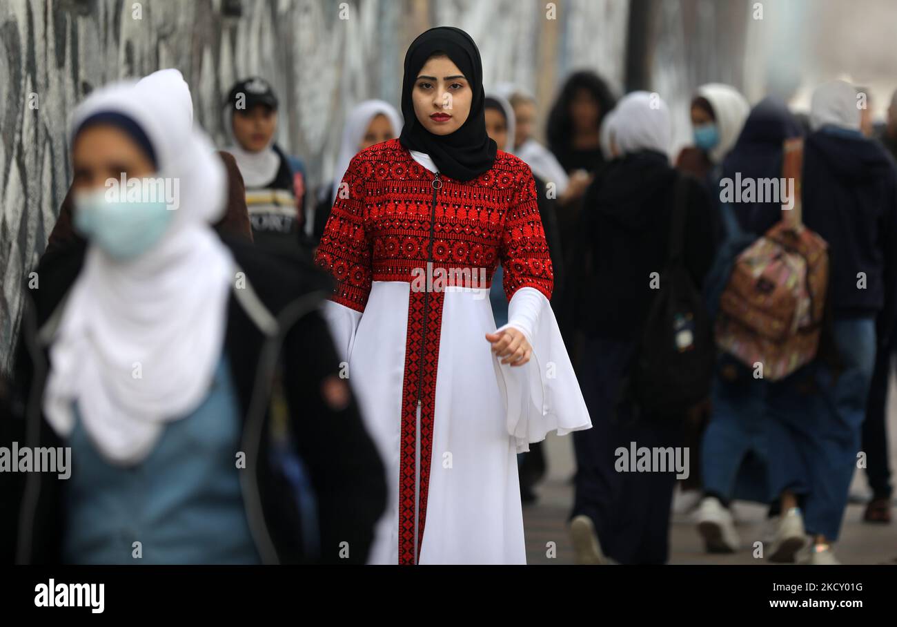 Ein palästinensisches Mädchen in traditioneller Kleidung in Gaza-Stadt ...