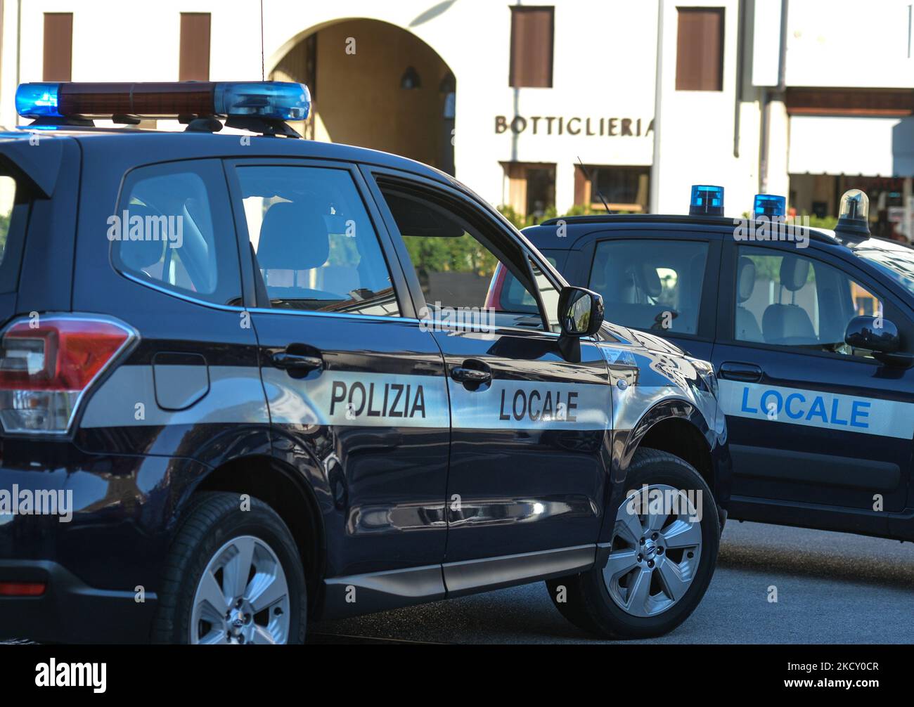 Mitglieder der Carabinieri, der nationalen Gendarmerie Italiens, patrouillieren während der Hundertjahrfeier des unbekannten Soldaten in Bassano del Grappa. Am Sonntag, den 17. Oktober 2021, in Bassano del Grappa, Venetien, Italien. (Foto von Artur Widak/NurPhoto) Stockfoto