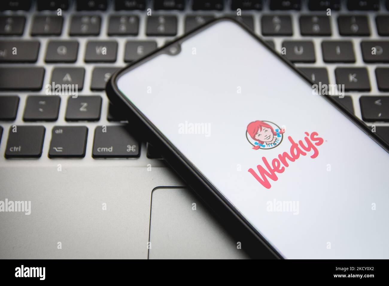 Auf dieser Fototafel ist ein Wendys Logo zu sehen, das am 16. Dezember 2021 in Athen, Griechenland, auf einem Smartphone-Bildschirm mit einem Computerschlüsselwort im Hintergrund angezeigt wird. (Foto von Nikolas Kokovlis/NurPhoto) Stockfoto