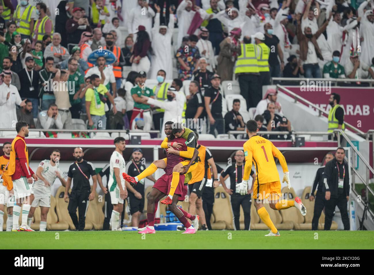 (9) MOHAMMED MUNTARI von Qatar feiert mit seinem Teamkollegen nach dem ...