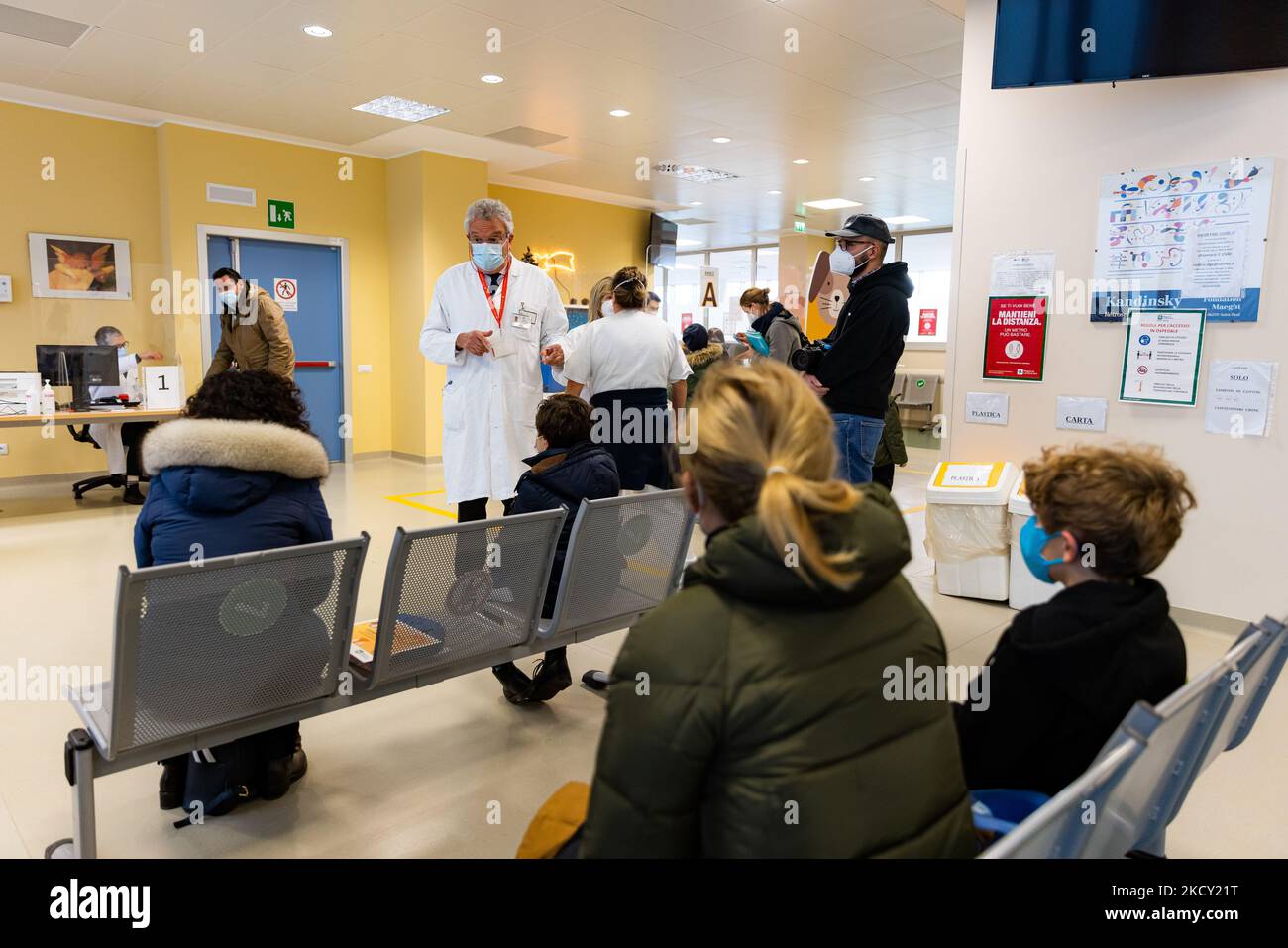 Ein Kind erhält am 16. Dezember 2021 in Monza, Italien, am Eröffnungstag der Impfungen für Kinder im Alter von 5-11 Jahren eine Dosis COVID-19 Pfizer-BioNTech-Impfstoff. (Foto von Alessandro Bremec/NurPhoto) Stockfoto