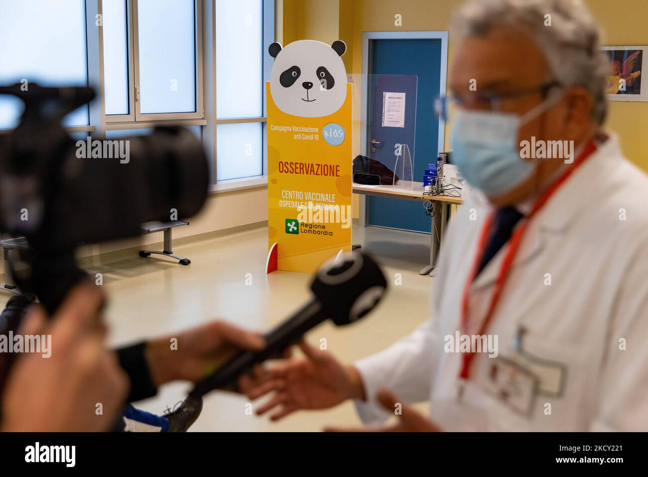 Ein Kind erhält am 16. Dezember 2021 in Monza, Italien, am Eröffnungstag der Impfungen für Kinder im Alter von 5-11 Jahren eine Dosis COVID-19 Pfizer-BioNTech-Impfstoff. (Foto von Alessandro Bremec/NurPhoto) Stockfoto