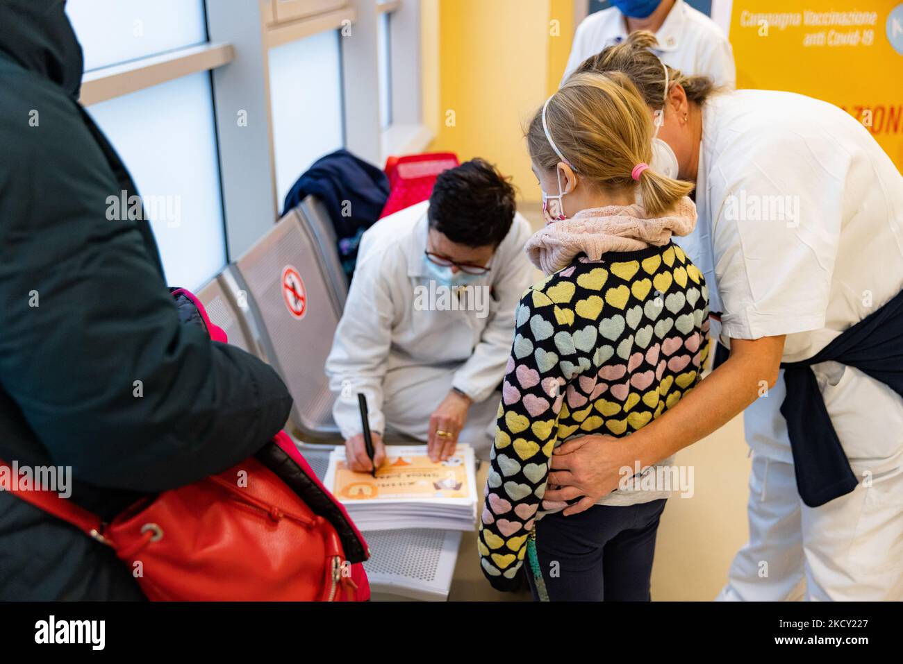 Ein Kind erhält am 16. Dezember 2021 in Monza, Italien, am Eröffnungstag der Impfungen für Kinder im Alter von 5-11 Jahren eine Dosis COVID-19 Pfizer-BioNTech-Impfstoff. (Foto von Alessandro Bremec/NurPhoto) Stockfoto