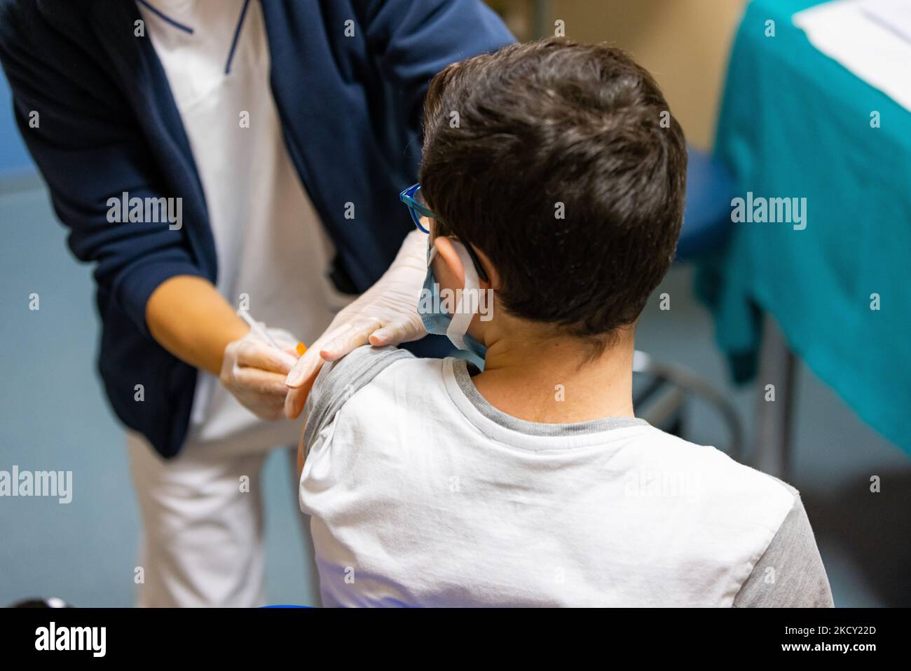 Ein Kind erhält am 16. Dezember 2021 in Monza, Italien, am Eröffnungstag der Impfungen für Kinder im Alter von 5-11 Jahren eine Dosis COVID-19 Pfizer-BioNTech-Impfstoff. (Foto von Alessandro Bremec/NurPhoto) Stockfoto