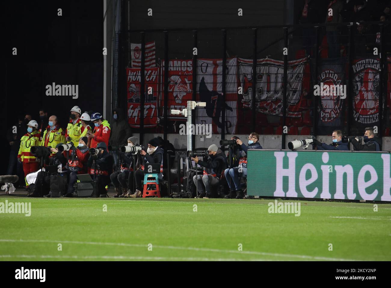 Medienfotografen während des Europa League-Spiels zwischen dem belgischen Fußballteam Royal Antwerp FC und dem griechischen Fußballteam Olympiacos Piräus FC in der Gruppe D der UEFA Europa League-Gruppenphase. Bosuilstadion in Antwerpen, Belgien am 9. Dezember 2021 (Foto: Nicolas Economou/NurPhoto) Stockfoto