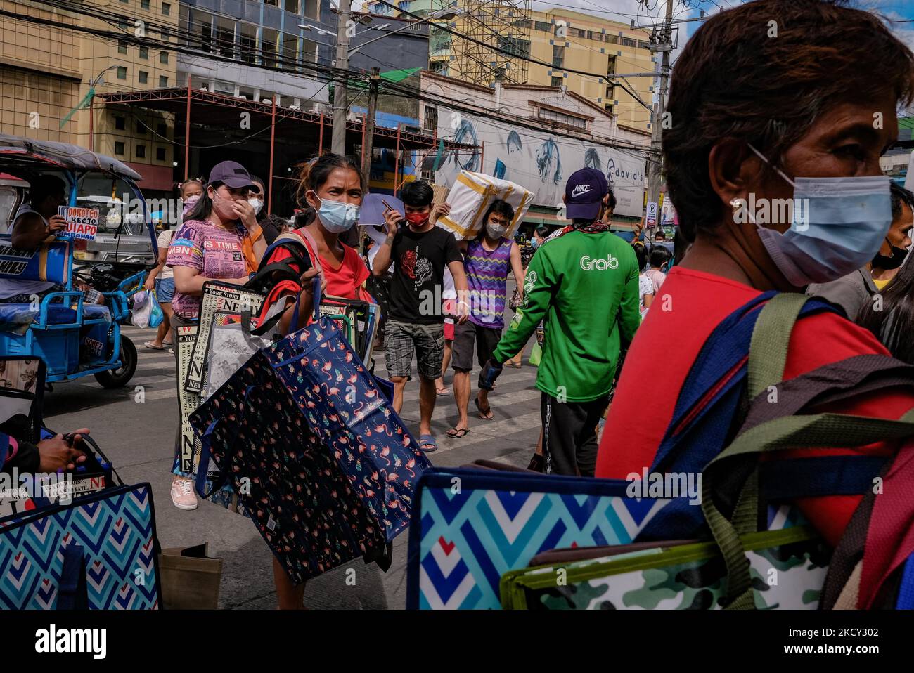 MANILA, Philippinen - am 18. Dezember 2021 warten Verkäufer auf Kunden auf einem überfüllten Markt in Manila. Filipinos strömen in verschiedene Einkaufszentren und öffentliche Märkte, nachdem die Regierung die Beschränkungen gelockert hat, nachdem die Zahl der COVID19 Fälle im Land deutlich zurückgegangen war. (Foto von George Calvelo/NurPhoto) Stockfoto