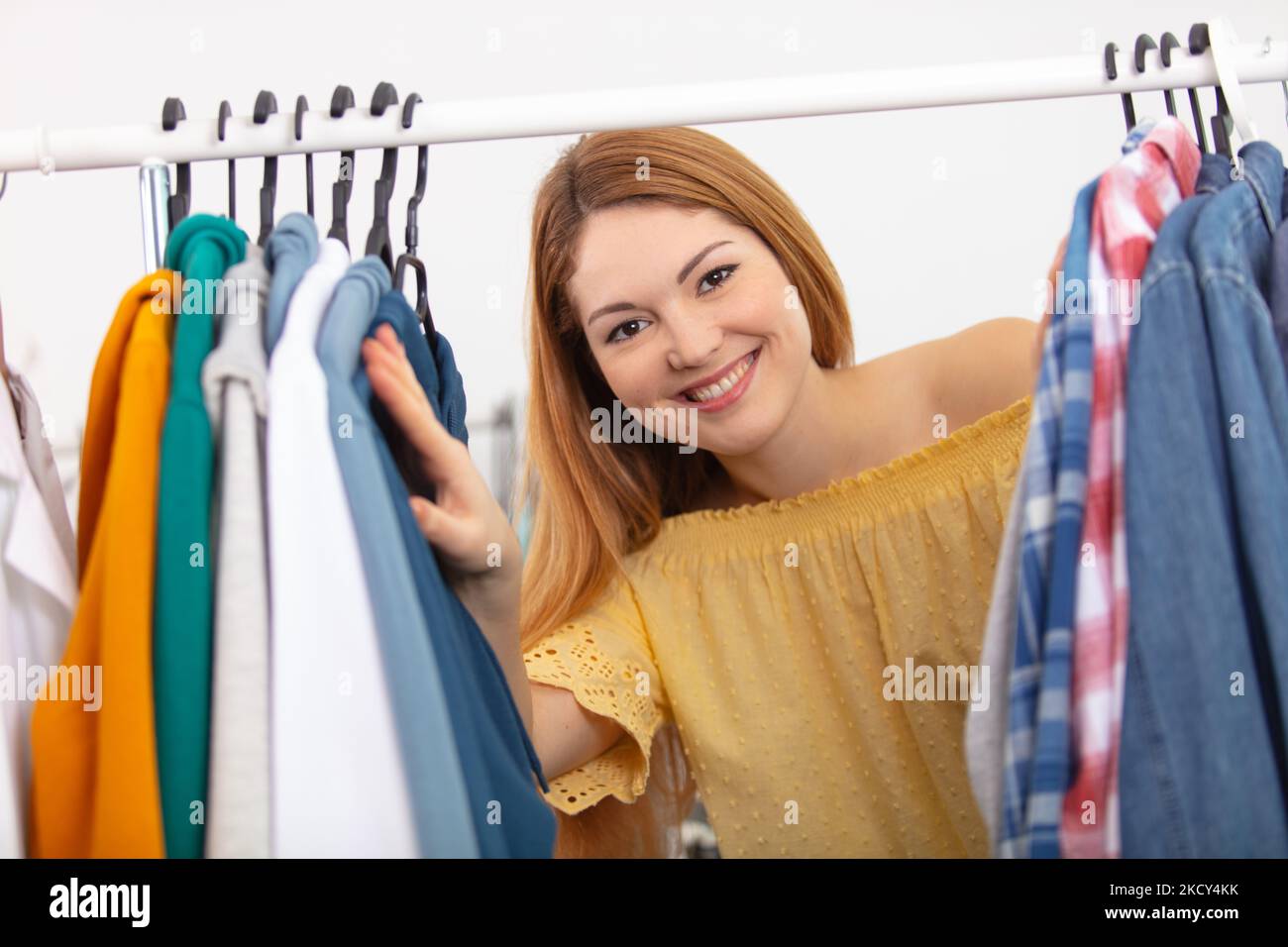 Porträt eines hübschen Mädchen suchen durch den Kleiderschrank Stockfoto