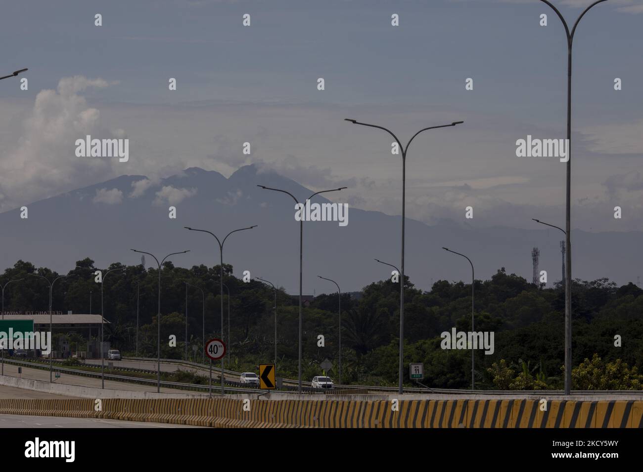 Blick auf den Mount Salak von der Sawangan toll Road Samstag, 18. Dezember 2021. Derzeit ist der Mount Salak immer noch als aktiver Vulkan aufgeführt, obwohl er zuletzt bekannt war, dass er lange Zeit ausgebrochen war, das letzte Mal, dass der Mount Salak im Januar 1938 mit einem phreatischen Typ ausbrach. (Foto von Donal Husni/NurPhoto) Stockfoto