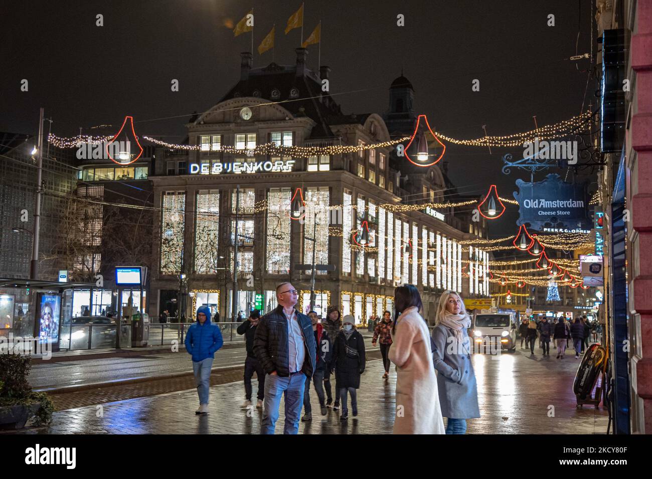 De Bijenkorf Kaufhäuser mit Weihnachtsdekoration in Amsterdam. Straßen von Amsterdam am ersten Tag der plötzlichen Sperrung in der niederländischen Hauptstadt. Die erste europäische Nation erklärt eine vollständige Sperre, um gegen die neue Omicron-Variante zu kämpfen, die in die Höhe geht. Die Niederlande schließen, nachdem die Regierung die Schließung aller unwesentlichen Geschäfte, Cafés, Restaurants, Bars, Fitnessstudios, Schulen, Sportstätten, Kulturstätten und andere Orte ab Sonntag und für 4 Wochen, um die Ausbreitung der Omicron-Mutation des Covid-19-Coronavirus zu verhindern. Amsterdam, Niederlande am 19. Dezember 2021 (Foto von Stockfoto