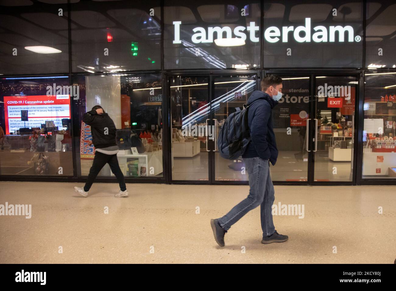 Straßen von Amsterdam am ersten Tag der plötzlichen Sperrung in der niederländischen Hauptstadt. Die erste europäische Nation erklärt eine vollständige Sperre, um gegen die neue Omicron-Variante zu kämpfen, die in die Höhe geht. Die Niederlande schließen, nachdem die Regierung die Schließung aller unwesentlichen Geschäfte, Cafés, Restaurants, Bars, Fitnessstudios, Schulen, Sportstätten, Kulturstätten und andere Orte ab Sonntag und für 4 Wochen, um die Ausbreitung der Omicron-Mutation des Covid-19-Coronavirus zu verhindern. Amsterdam, Niederlande am 19. Dezember 2021 (Foto von Nicolas Economou/NurPhoto) Stockfoto