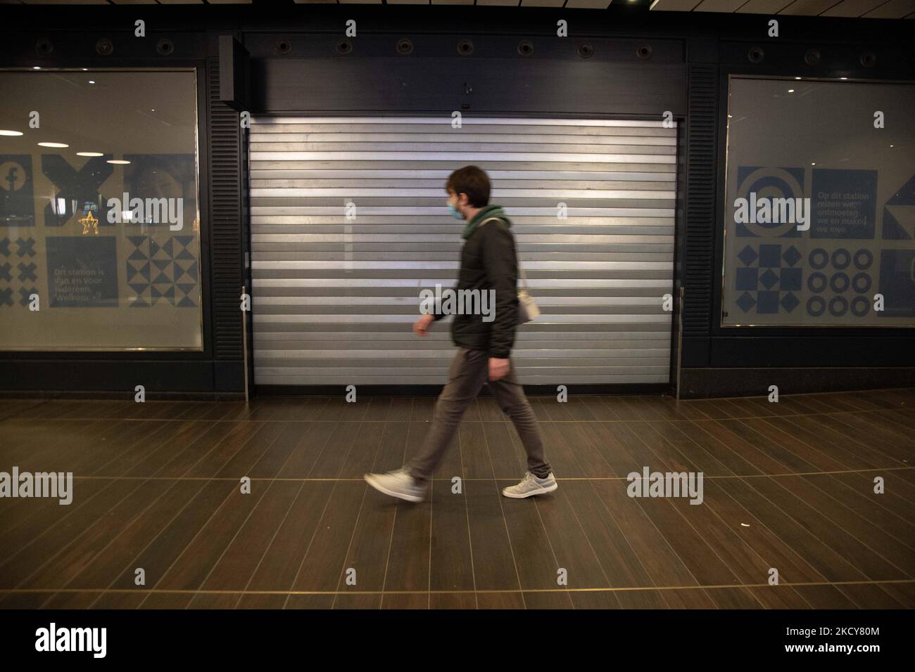 Straßen von Amsterdam am ersten Tag der plötzlichen Sperrung in der niederländischen Hauptstadt. Die erste europäische Nation erklärt eine vollständige Sperre, um gegen die neue Omicron-Variante zu kämpfen, die in die Höhe geht. Die Niederlande schließen, nachdem die Regierung die Schließung aller unwesentlichen Geschäfte, Cafés, Restaurants, Bars, Fitnessstudios, Schulen, Sportstätten, Kulturstätten und andere Orte ab Sonntag und für 4 Wochen, um die Ausbreitung der Omicron-Mutation des Covid-19-Coronavirus zu verhindern. Amsterdam, Niederlande am 19. Dezember 2021 (Foto von Nicolas Economou/NurPhoto) Stockfoto