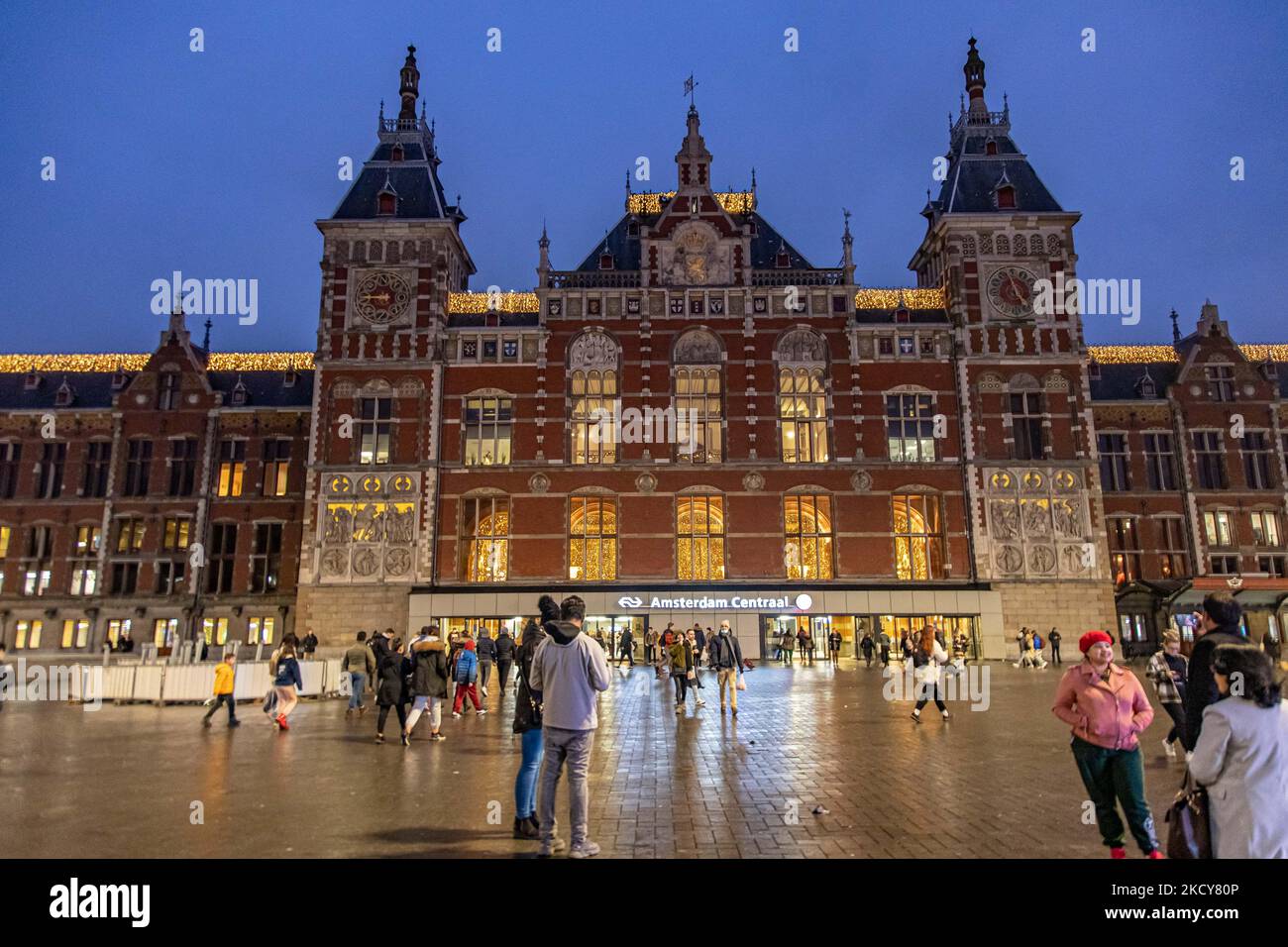 Hauptbahnhof Amsterdam Centraal. Straßen von Amsterdam am ersten Tag der plötzlichen Sperrung in der niederländischen Hauptstadt. Die erste europäische Nation erklärt eine vollständige Sperre, um gegen die neue Omicron-Variante zu kämpfen, die in die Höhe geht. Die Niederlande schließen, nachdem die Regierung die Schließung aller unwesentlichen Geschäfte, Cafés, Restaurants, Bars, Fitnessstudios, Schulen, Sportstätten, Kulturstätten und andere Orte ab Sonntag und für 4 Wochen, um die Ausbreitung der Omicron-Mutation des Covid-19-Coronavirus zu verhindern. Amsterdam, Niederlande am 19. Dezember 2021 (Foto von Nicolas Economou/NurPhoto) Stockfoto