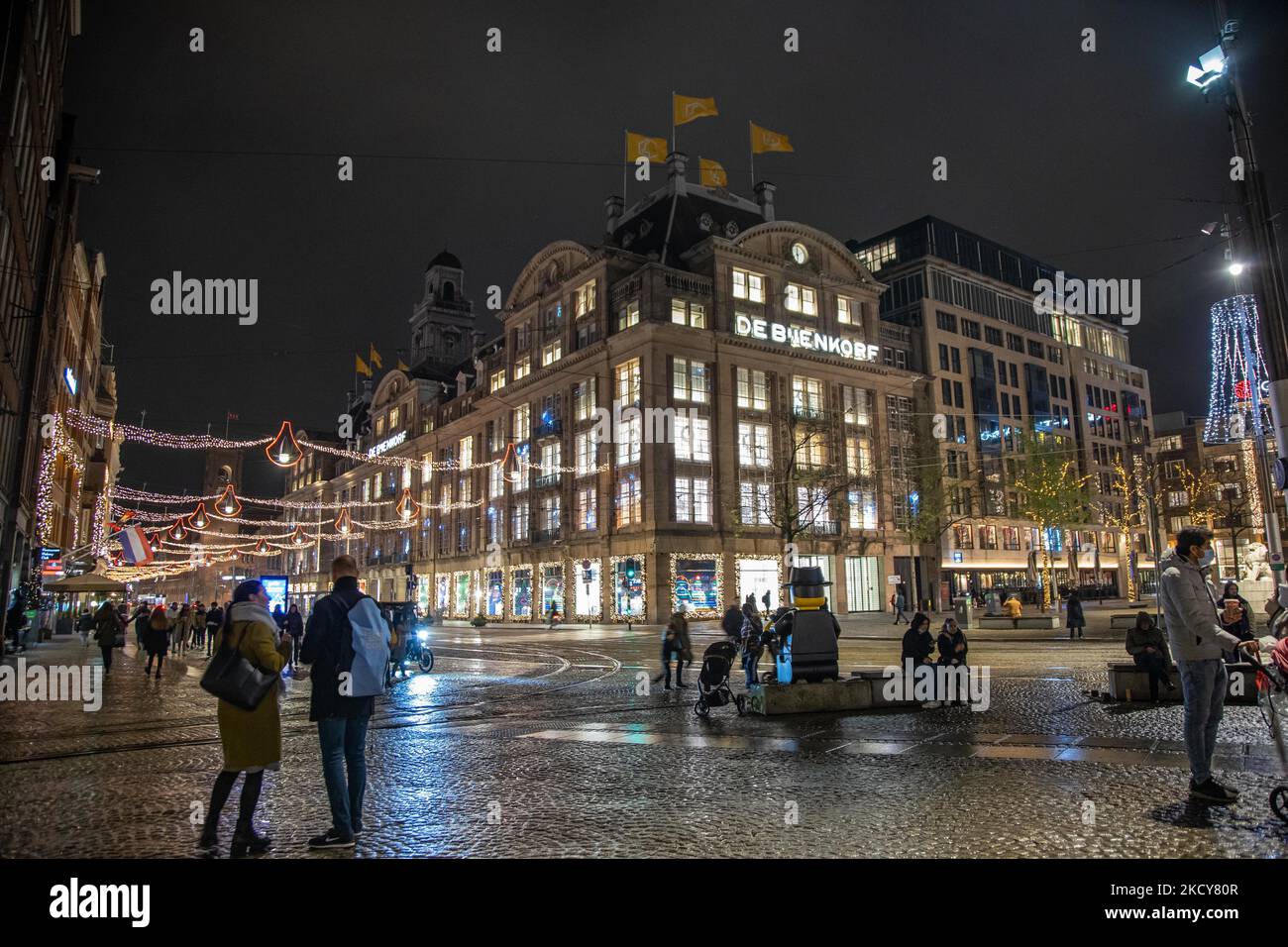 De Bijenkorf Kaufhäuser mit Weihnachtsdekoration in Amsterdam. Straßen von Amsterdam am ersten Tag der plötzlichen Sperrung in der niederländischen Hauptstadt. Die erste europäische Nation erklärt eine vollständige Sperre, um gegen die neue Omicron-Variante zu kämpfen, die in die Höhe geht. Die Niederlande schließen, nachdem die Regierung die Schließung aller unwesentlichen Geschäfte, Cafés, Restaurants, Bars, Fitnessstudios, Schulen, Sportstätten, Kulturstätten und andere Orte ab Sonntag und für 4 Wochen, um die Ausbreitung der Omicron-Mutation des Covid-19-Coronavirus zu verhindern. Amsterdam, Niederlande am 19. Dezember 2021 (Foto von Stockfoto