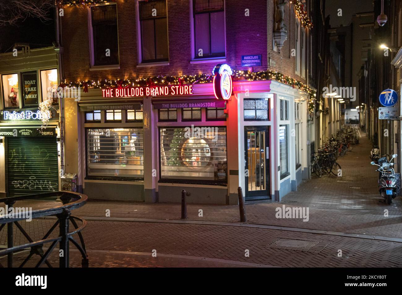 Geschlossene Cafés in Amsterdam. Straßen von Amsterdam am ersten Tag der plötzlichen Sperrung in der niederländischen Hauptstadt. Die erste europäische Nation erklärt eine vollständige Sperre, um gegen die neue Omicron-Variante zu kämpfen, die in die Höhe geht. Die Niederlande schließen, nachdem die Regierung die Schließung aller unwesentlichen Geschäfte, Cafés, Restaurants, Bars, Fitnessstudios, Schulen, Sportstätten, Kulturstätten und andere Orte ab Sonntag und für 4 Wochen, um die Ausbreitung der Omicron-Mutation des Covid-19-Coronavirus zu verhindern. Amsterdam, Niederlande am 19. Dezember 2021 (Foto von Nicolas Economou/NurPhoto) Stockfoto
