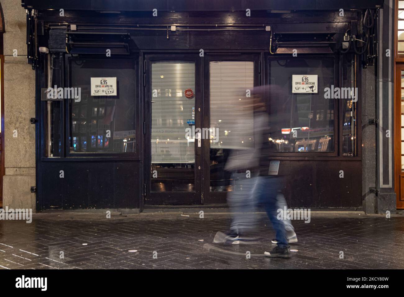 Straßen von Amsterdam am ersten Tag der plötzlichen Sperrung in der niederländischen Hauptstadt. Die erste europäische Nation erklärt eine vollständige Sperre, um gegen die neue Omicron-Variante zu kämpfen, die in die Höhe geht. Die Niederlande schließen, nachdem die Regierung die Schließung aller unwesentlichen Geschäfte, Cafés, Restaurants, Bars, Fitnessstudios, Schulen, Sportstätten, Kulturstätten und andere Orte ab Sonntag und für 4 Wochen, um die Ausbreitung der Omicron-Mutation des Covid-19-Coronavirus zu verhindern. Amsterdam, Niederlande am 19. Dezember 2021 (Foto von Nicolas Economou/NurPhoto) Stockfoto