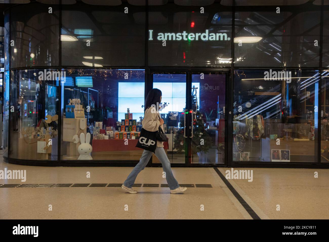 Straßen von Amsterdam am ersten Tag der plötzlichen Sperrung in der niederländischen Hauptstadt. Die erste europäische Nation erklärt eine vollständige Sperre, um gegen die neue Omicron-Variante zu kämpfen, die in die Höhe geht. Die Niederlande schließen, nachdem die Regierung die Schließung aller unwesentlichen Geschäfte, Cafés, Restaurants, Bars, Fitnessstudios, Schulen, Sportstätten, Kulturstätten und andere Orte ab Sonntag und für 4 Wochen, um die Ausbreitung der Omicron-Mutation des Covid-19-Coronavirus zu verhindern. Amsterdam, Niederlande am 19. Dezember 2021 (Foto von Nicolas Economou/NurPhoto) Stockfoto
