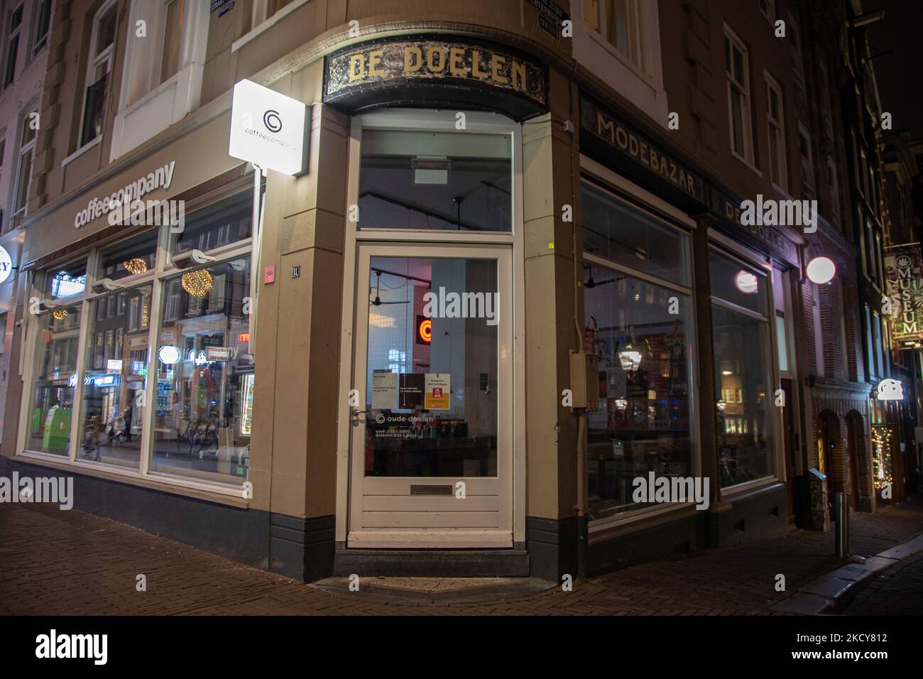 Geschlossene Cafés in Amsterdam. Straßen von Amsterdam am ersten Tag der plötzlichen Sperrung in der niederländischen Hauptstadt. Die erste europäische Nation erklärt eine vollständige Sperre, um gegen die neue Omicron-Variante zu kämpfen, die in die Höhe geht. Die Niederlande schließen, nachdem die Regierung die Schließung aller unwesentlichen Geschäfte, Cafés, Restaurants, Bars, Fitnessstudios, Schulen, Sportstätten, Kulturstätten und andere Orte ab Sonntag und für 4 Wochen, um die Ausbreitung der Omicron-Mutation des Covid-19-Coronavirus zu verhindern. Amsterdam, Niederlande am 19. Dezember 2021 (Foto von Nicolas Economou/NurPhoto) Stockfoto