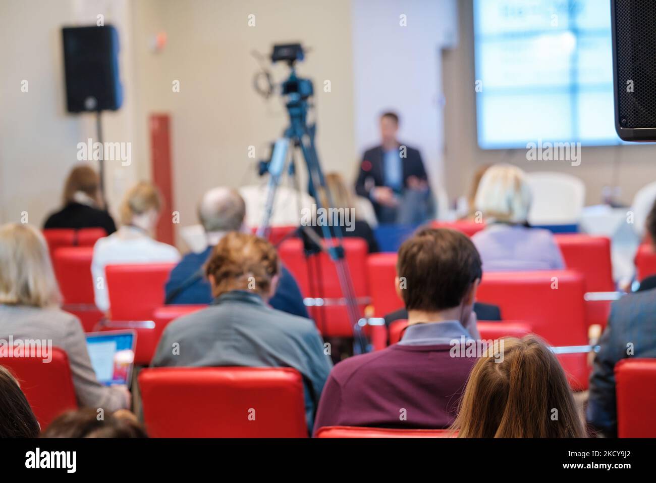 Geschäftsleute, die am Abend eine Präsentation ansehen Stockfoto