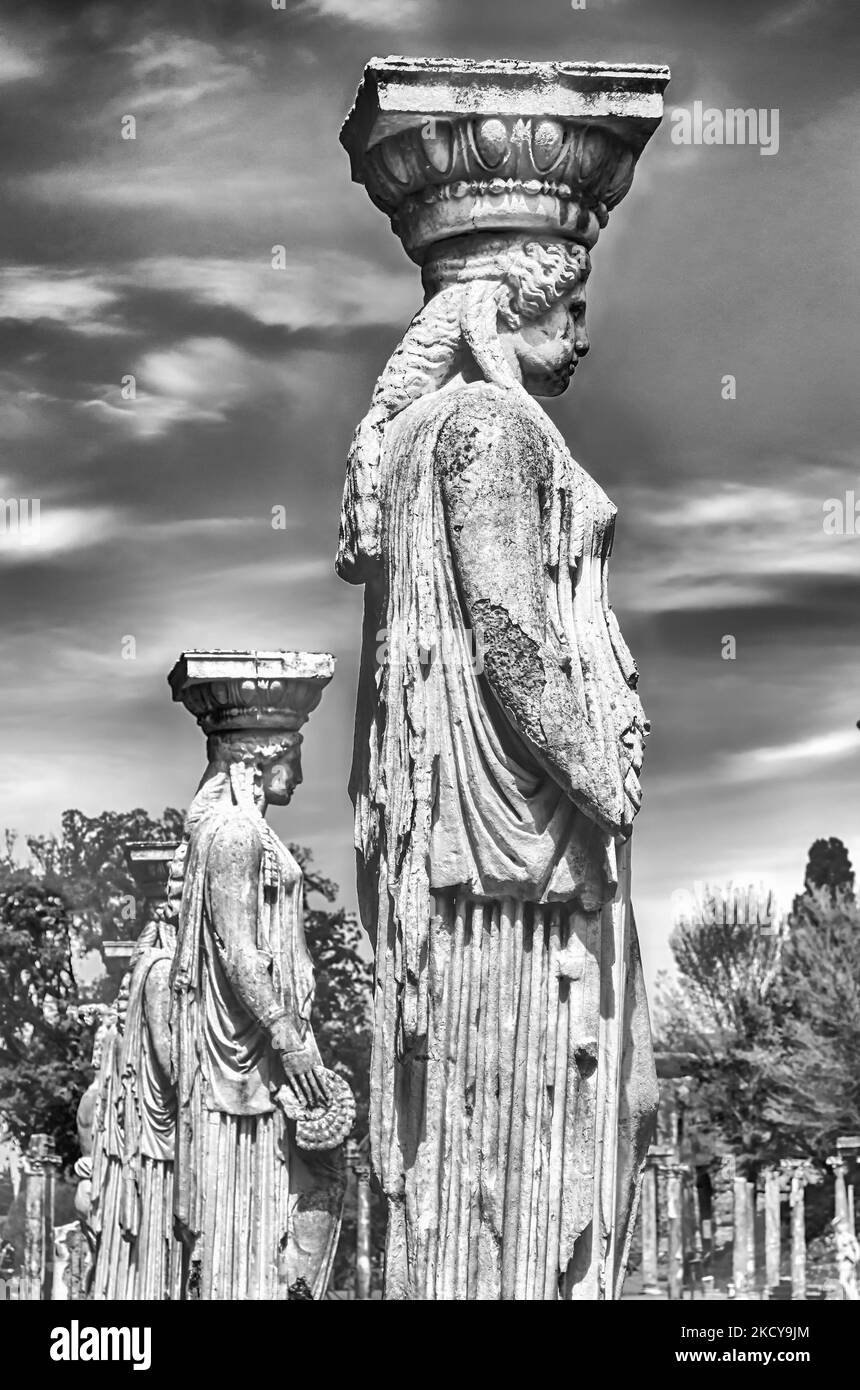 Statuen der Caryatides mit Blick auf die alten pool Canopus in der Villa Adriana (die Hadriansvilla), Tivoli, Italien Stockfoto
