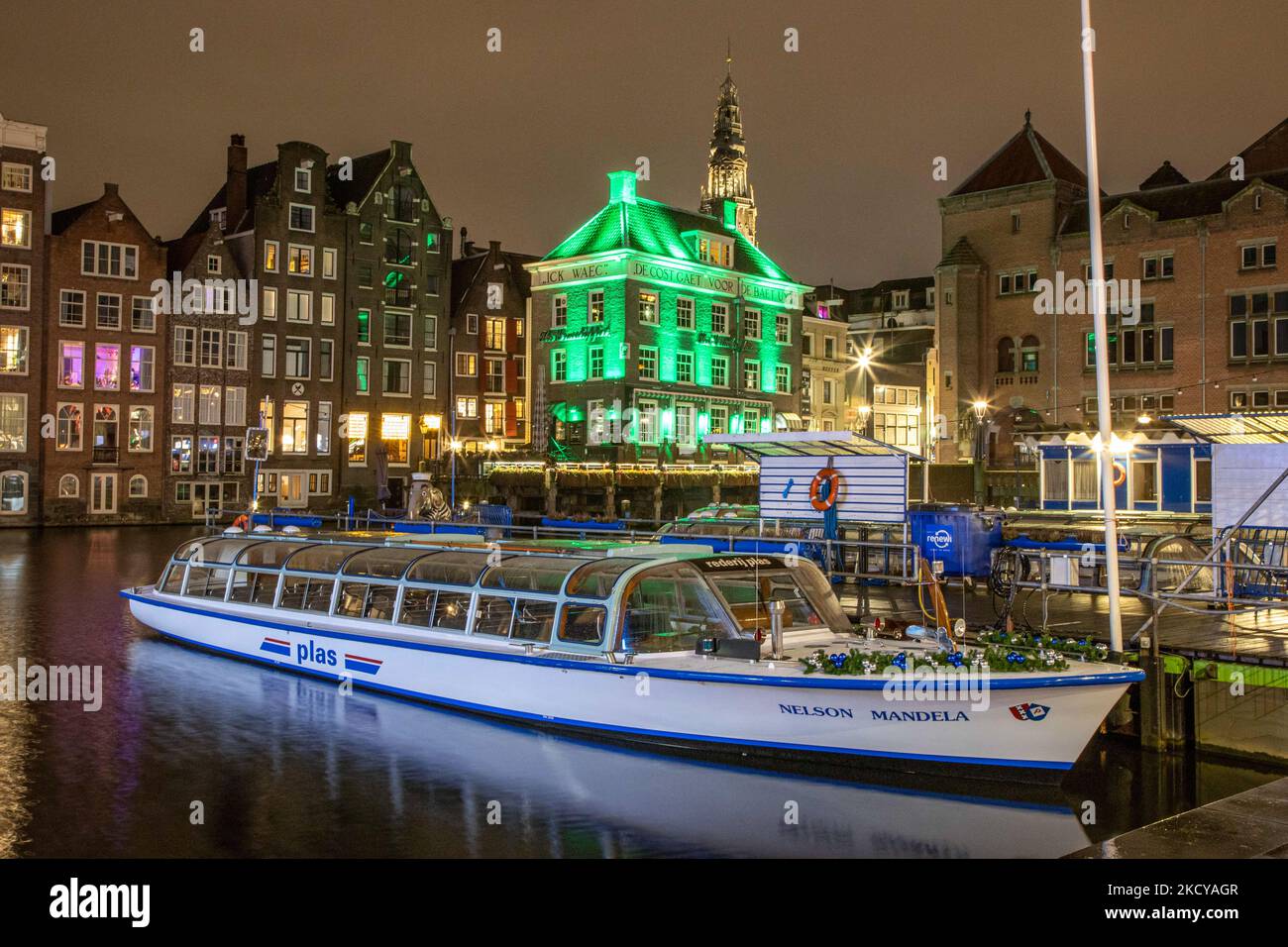 Boote für Touren in den Grachten von Amsterdam an der ikonischen Stelle mit den liegenden Gebäuden, die hauptsächlich für Touristen genutzt werden, funktionieren wegen der Sperre nicht. Straßen von Amsterdam am ersten Tag der plötzlichen Sperrung in der niederländischen Hauptstadt. Die erste europäische Nation erklärt eine vollständige Sperre, um gegen die neue Omicron-Variante zu kämpfen, die in die Höhe geht. Die Niederlande schließen, nachdem die Regierung die Schließung aller unwesentlichen Geschäfte, Cafés, Restaurants, Bars, Fitnessstudios, Schulen, Sportstätten, Kulturstätten und andere ab Sonntag und für 4 Wochen, um die Ausbreitung des Omicron zu verhindern Stockfoto