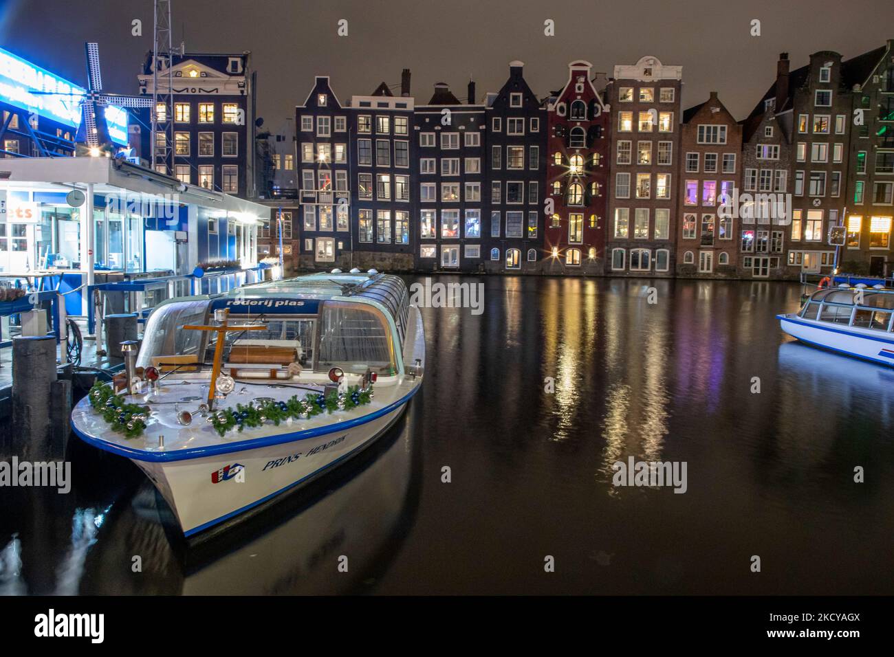 Boote für Touren in den Grachten von Amsterdam an der ikonischen Stelle mit den liegenden Gebäuden, die hauptsächlich für Touristen genutzt werden, funktionieren wegen der Sperre nicht. Straßen von Amsterdam am ersten Tag der plötzlichen Sperrung in der niederländischen Hauptstadt. Die erste europäische Nation erklärt eine vollständige Sperre, um gegen die neue Omicron-Variante zu kämpfen, die in die Höhe geht. Die Niederlande schließen, nachdem die Regierung die Schließung aller unwesentlichen Geschäfte, Cafés, Restaurants, Bars, Fitnessstudios, Schulen, Sportstätten, Kulturstätten und andere ab Sonntag und für 4 Wochen, um die Ausbreitung des Omicron zu verhindern Stockfoto