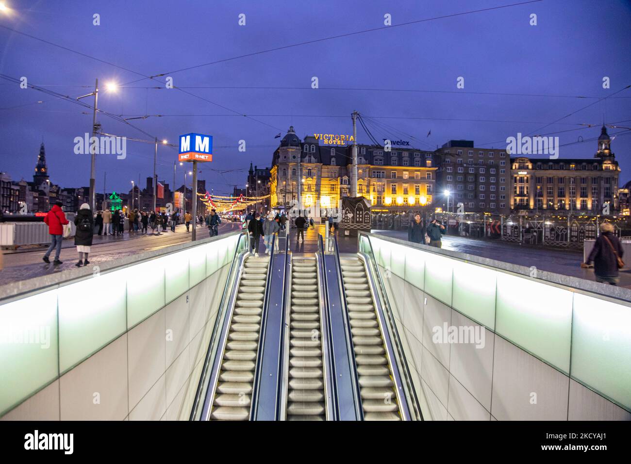 Straßen von Amsterdam am ersten Tag der plötzlichen Sperrung in der niederländischen Hauptstadt. Die erste europäische Nation erklärt eine vollständige Sperre, um gegen die neue Omicron-Variante zu kämpfen, die in die Höhe geht. Die Niederlande schließen, nachdem die Regierung die Schließung aller unwesentlichen Geschäfte, Cafés, Restaurants, Bars, Fitnessstudios, Schulen, Sportstätten, Kulturstätten und andere Orte ab Sonntag und für 4 Wochen, um die Ausbreitung der Omicron-Mutation des Covid-19-Coronavirus zu verhindern. Amsterdam, Niederlande am 19. Dezember 2021 (Foto von Nicolas Economou/NurPhoto) Stockfoto