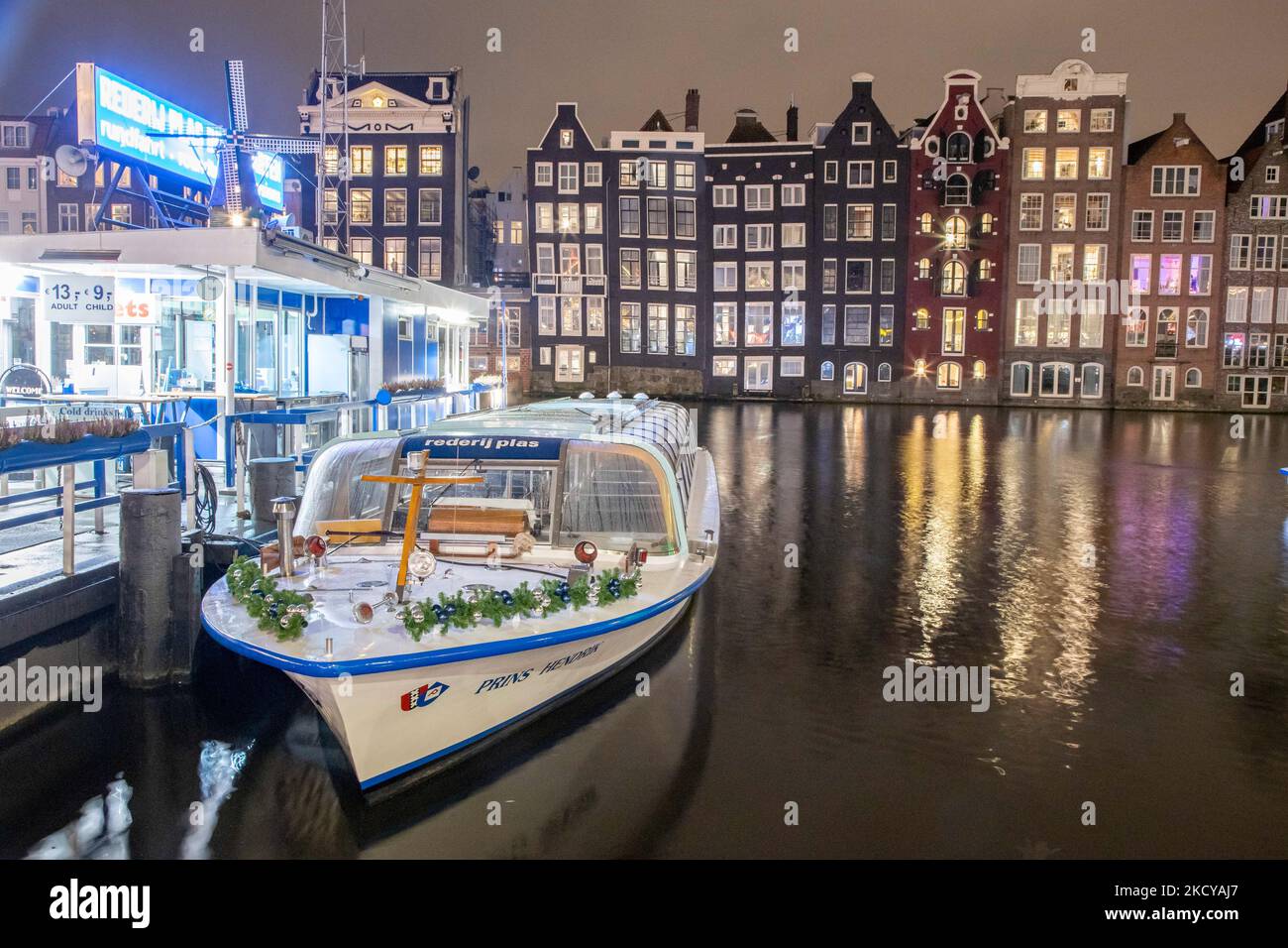 Boote für Touren in den Grachten von Amsterdam an der ikonischen Stelle mit den liegenden Gebäuden, die hauptsächlich für Touristen genutzt werden, funktionieren wegen der Sperre nicht. Straßen von Amsterdam am ersten Tag der plötzlichen Sperrung in der niederländischen Hauptstadt. Die erste europäische Nation erklärt eine vollständige Sperre, um gegen die neue Omicron-Variante zu kämpfen, die in die Höhe geht. Die Niederlande schließen, nachdem die Regierung die Schließung aller unwesentlichen Geschäfte, Cafés, Restaurants, Bars, Fitnessstudios, Schulen, Sportstätten, Kulturstätten und andere ab Sonntag und für 4 Wochen, um die Ausbreitung des Omicron zu verhindern Stockfoto