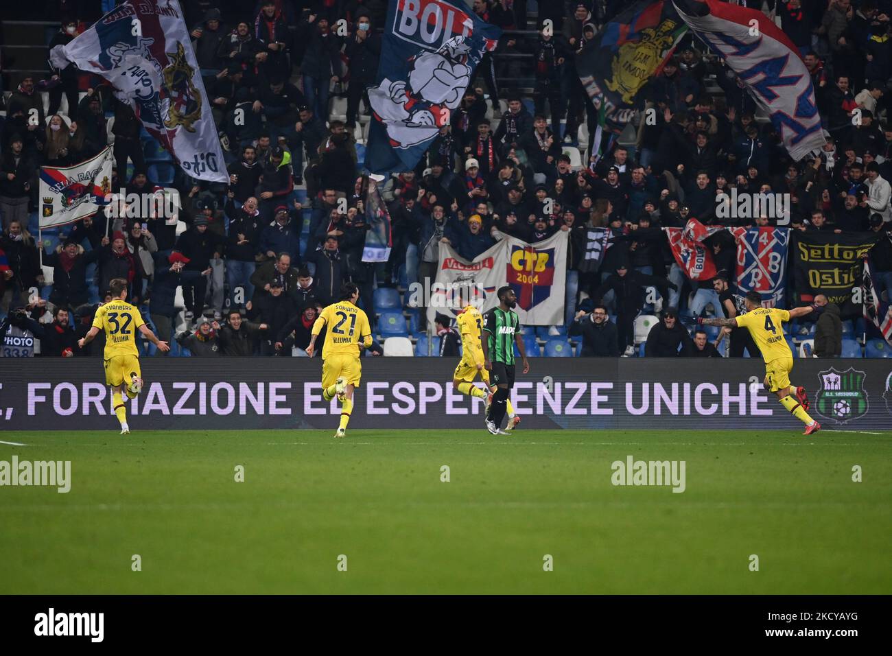 Bologna-Team feiert zweites Tor von Hickey während des spiels der italienischen Fußballserie A US Sassuolo gegen den FC Bologna am 22. Dezember 2021 im MAPEI-Stadion in Reggio Emilia, Italien (Foto: Gianluca Ricci/LiveMedia/NurPhoto) Stockfoto