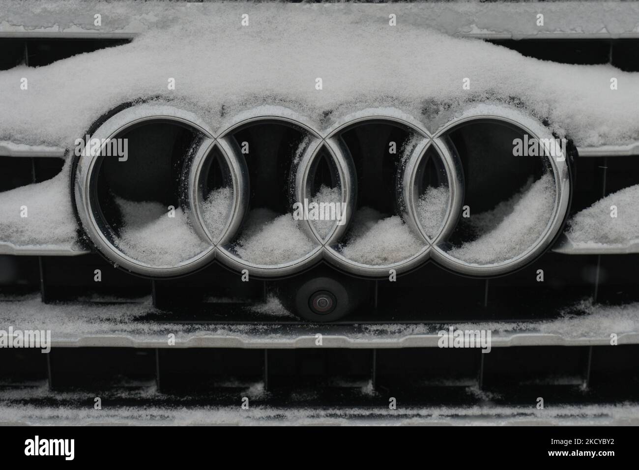 Audi-Logo auf einem AUDI-Auto, das in der Innenstadt von Edmonton geparkt ist. Am Mittwoch, den 22. Dezember 2021, Kanada. (Foto von Artur Widak/NurPhoto) Stockfoto