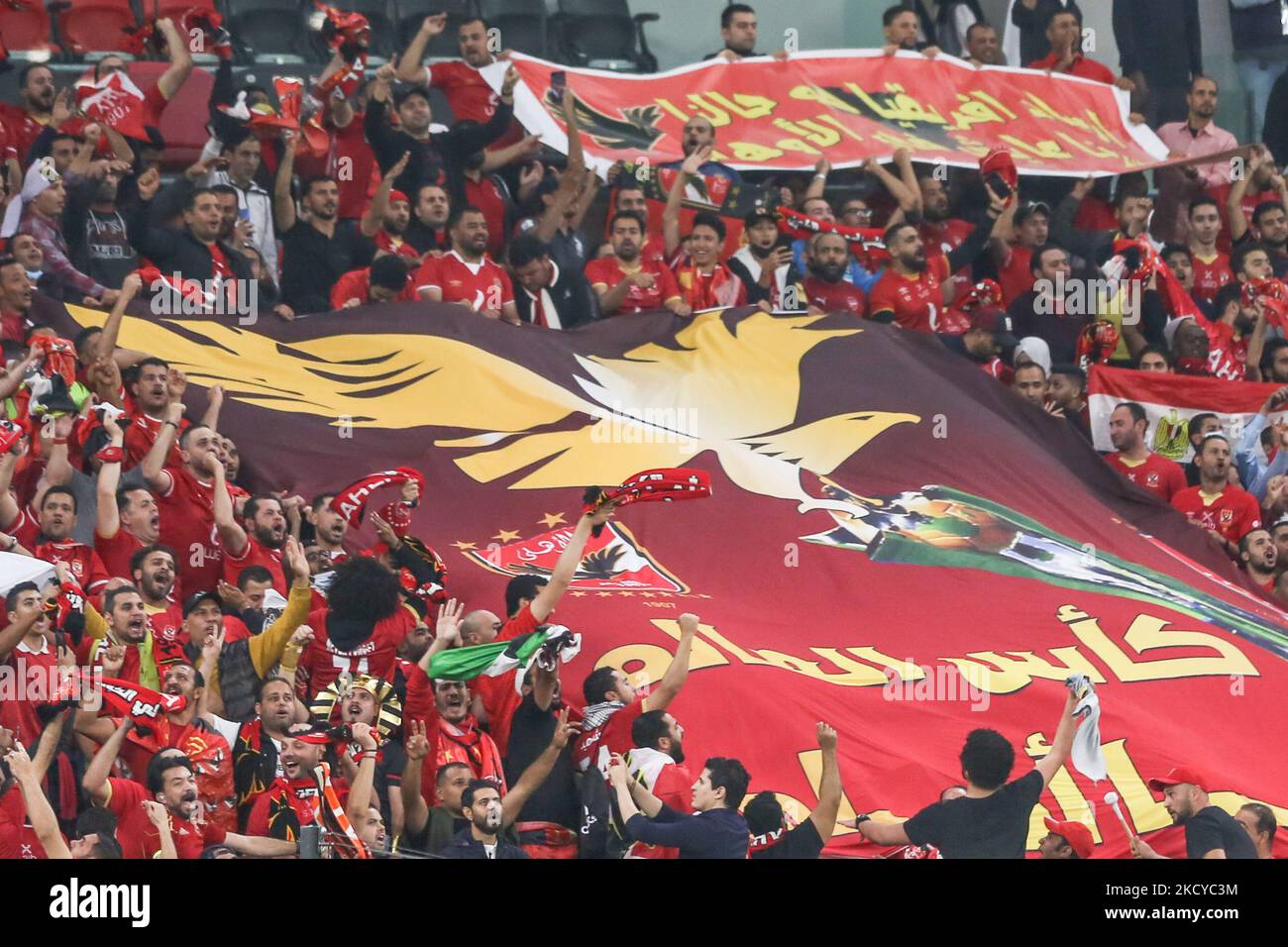 Fans des Al Ahly-Teams beim CAF-Super-Cup-Finale zwischen Al Ahly und Raja Cascava am 22. Dezember 2021 im Al Rayyan-Stadion in Al Rayyan, Katar. (Foto von Ayman Aref/NurPhoto) Stockfoto