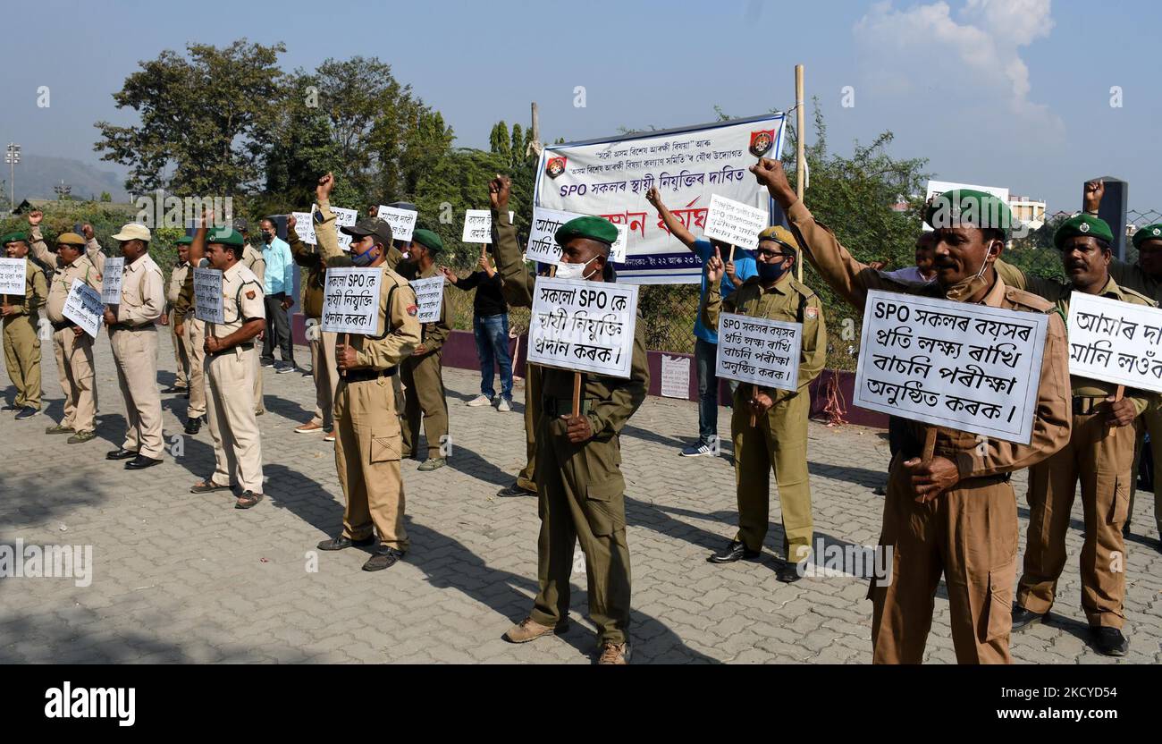 Sonderpolizisten (SPOs), die protestieren, bekräftigten ihre Forderung nach einer dauerhaften Beschäftigung in Guwahati, Indien, am 23. Dezember 2021. (Foto von Anuwar Hazarika/NurPhoto) Stockfoto