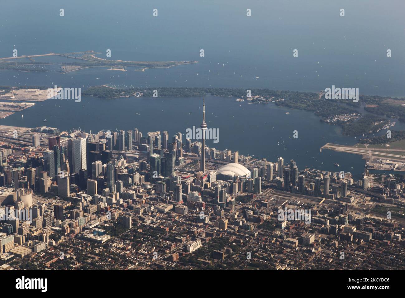 Luftaufnahme der Stadt Toronto in Ontario, Ontario, Kanada, am 26. August 2012. Die hier gezeigten Wolkenkratzer in der Innenstadt sind die bemerkenswerten Wahrzeichen des CN Tower und des Skydome Stadions. (Foto von Creative Touch Imaging Ltd./NurPhoto) Stockfoto