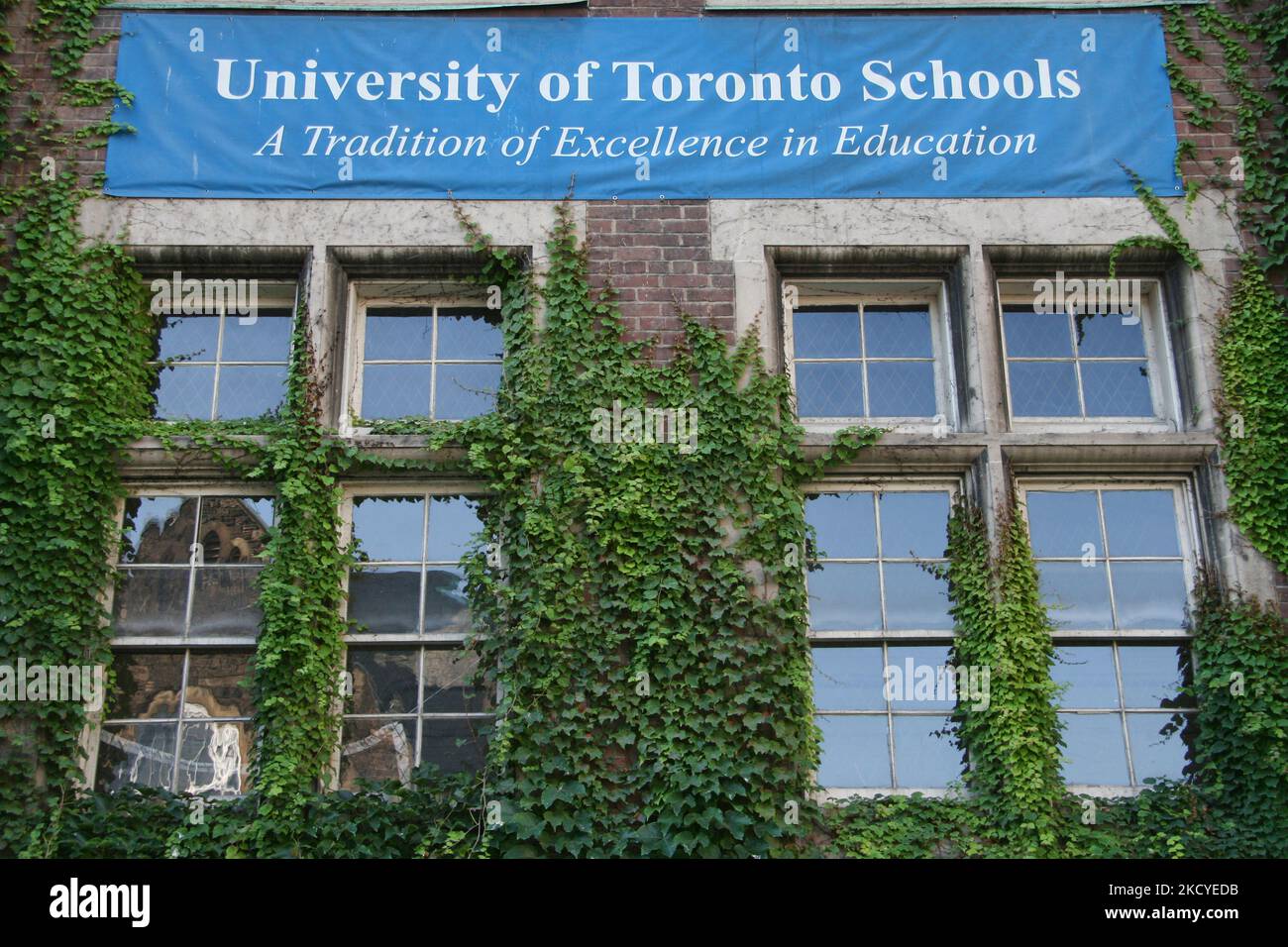 Ivy klammert sich an ein Gebäude auf dem Campus der University of Toronto. Die University of Toronto wurde 2011 unter den 20 besten Universitäten der Welt auf Platz 19. gewählt. (Foto von Creative Touch Imaging Ltd./NurPhoto) Stockfoto