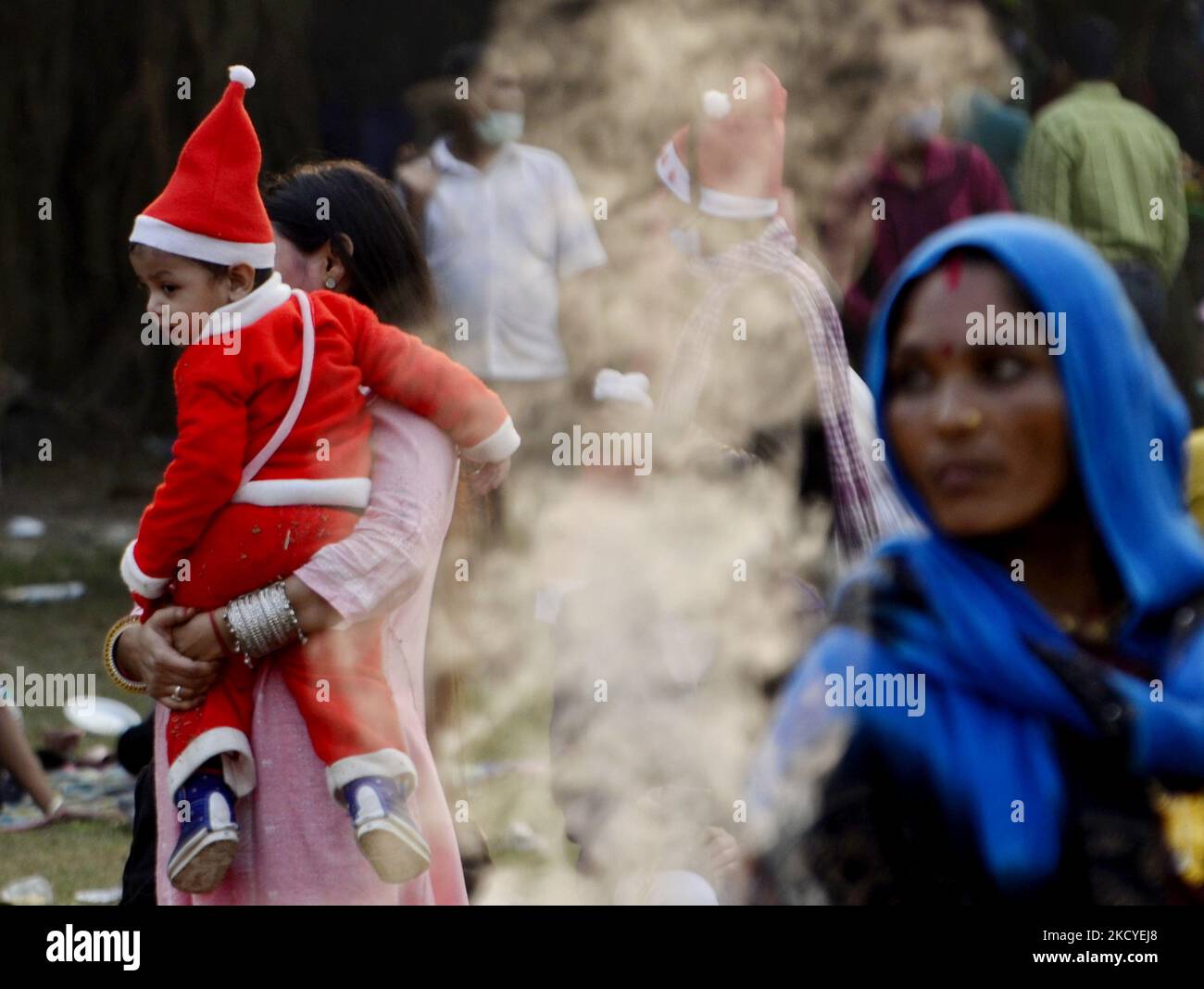 Ein Kind, das sich im Weihnachtsmann-Look kleidet, verbringt eine Abendzeit am Tag des Weihnachtsfestes in Kalkutta, Indien, 25. Dezember 2021. (Foto von Indranil Aditya/NurPhoto) Stockfoto