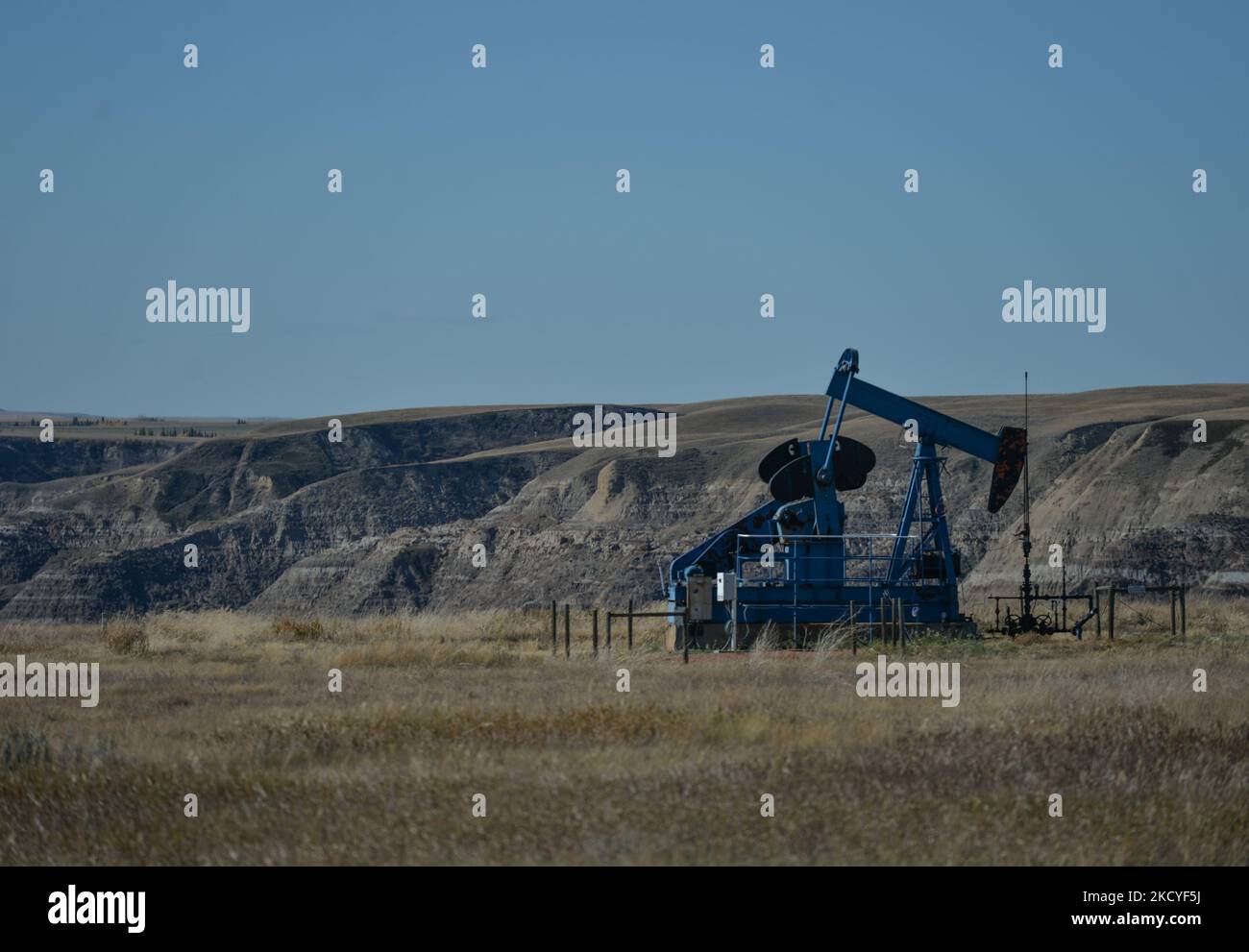Ein Ölbrunnen in einem Feld in der Nähe von Drumheller. Am Dienstag, den 28. September 2021, in Drumheller, Alberta, Kanada. (Foto von Artur Widak/NurPhoto) Stockfoto